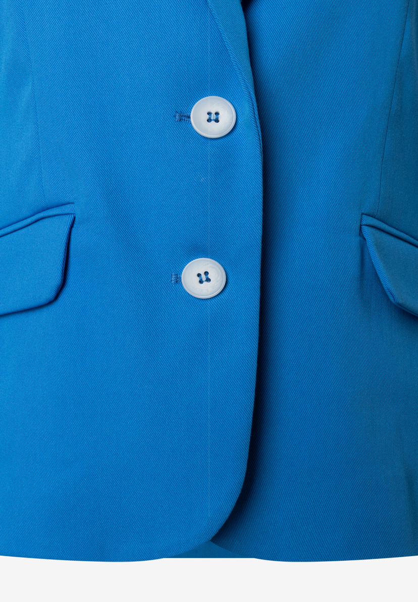 Nahaufnahme eines blauen MORE & MORE Blazers mit weißen Knöpfen und angedeuteten Taschen.