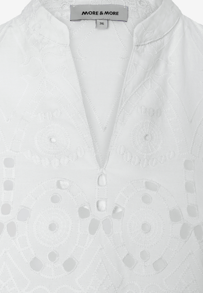 Nahaufnahme einer weißen MORE & MORE Bluse mit zarter Spitze und V-Ausschnitt. Nahaufnahme einer weißen MORE & MORE Bluse mit zarter Spitze und V-Ausschnitt.