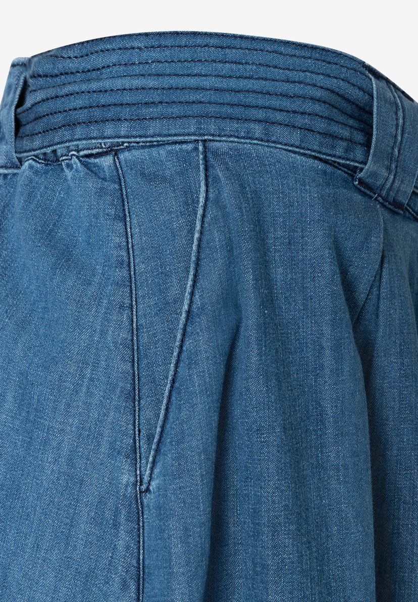 Detailansicht eines Jeansrocks der Marke MORE & MORE. Das Material ist Denim, leicht und hautfreundlich.