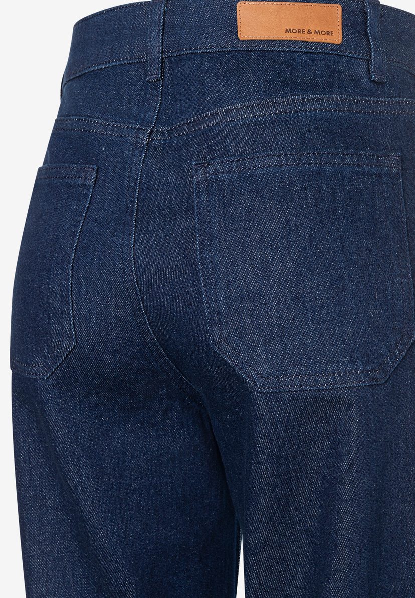 Nahaufnahme der Rückseite von MORE & MORE Jeans mit Taschen und Logoaufnäher. Nahaufnahme der Rückseite von MORE & MORE Jeans mit Taschen und Logoaufnäher.