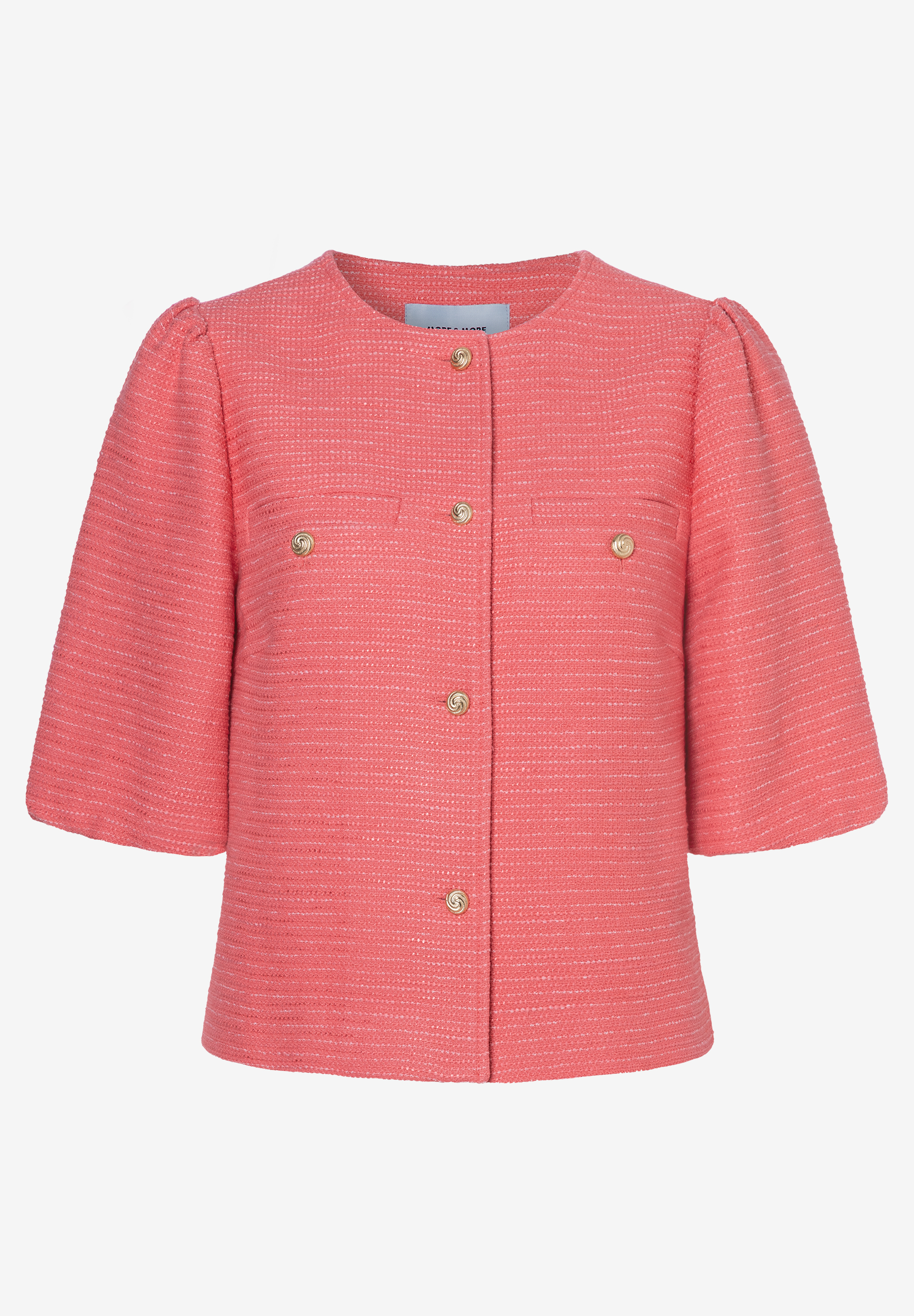 Ein korallroter Bouclé-Blazer von MORE & MORE mit goldenen Knöpfen und Dreiviertelärmeln. Ein korallroter Bouclé-Blazer von MORE & MORE mit goldenen Knöpfen und Dreiviertelärmeln.