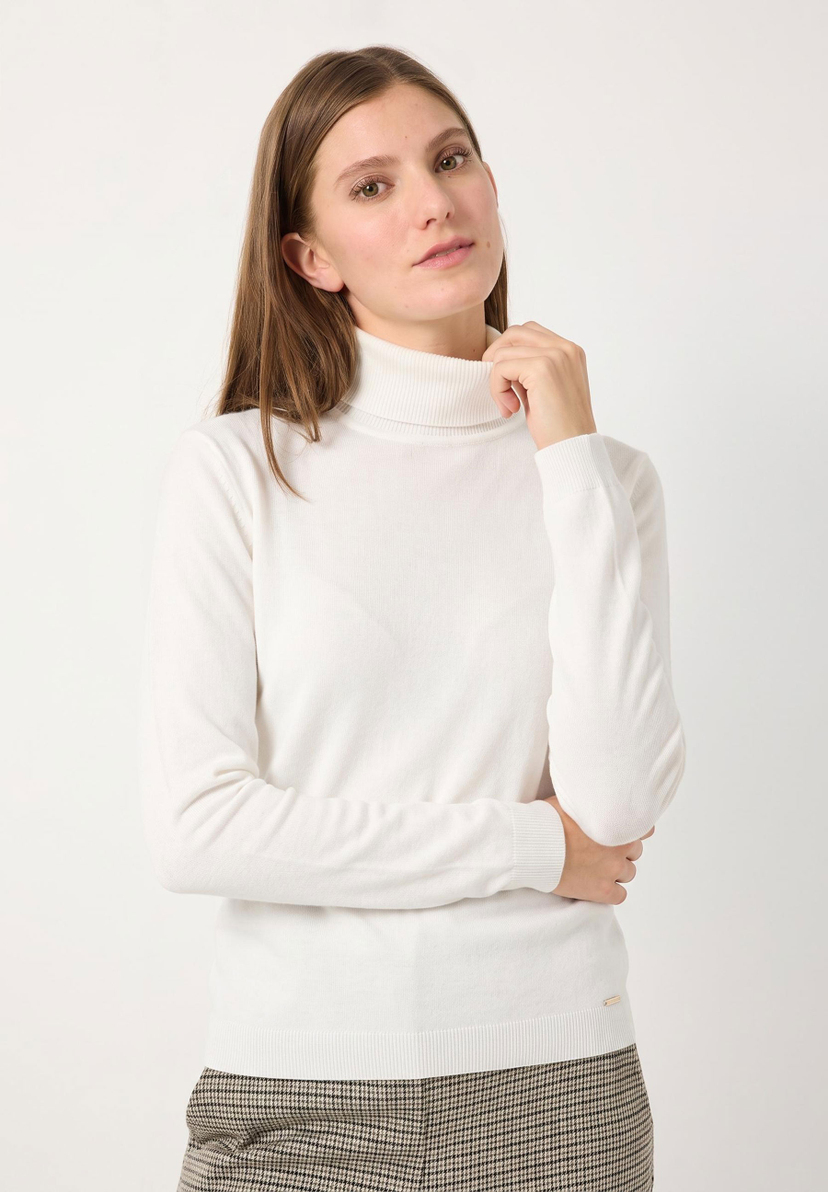 MORE & MORE Feinstrick Rollkragenpullover in Weiß. Das Model trägt den elastischen Feinstrick-Pullover mit langen Ärmeln. MORE & MORE Feinstrick Rollkragenpullover in Weiß. Das Model trägt den elastischen Feinstrick-Pullover mit langen Ärmeln.