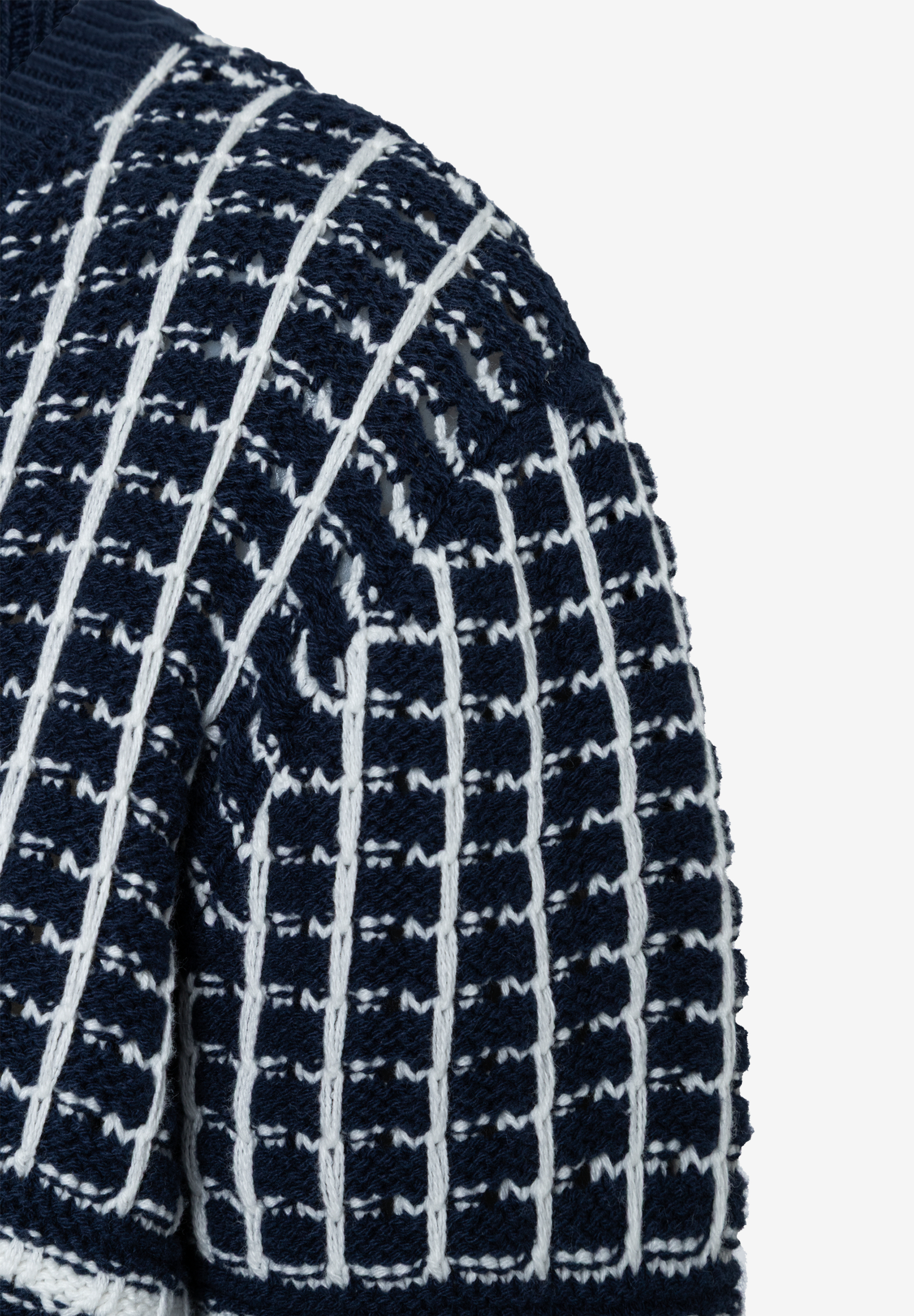 Detailaufnahme eines MORE & MORE Strick-Oberteils mit blau-weißem Karomuster. Detailaufnahme eines MORE & MORE Strick-Oberteils mit blau-weißem Karomuster.