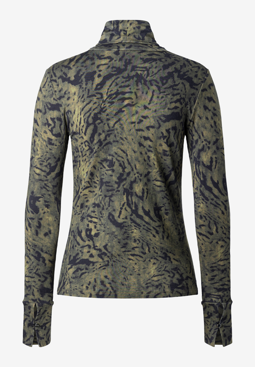 MORE & MORE Langarm-Shirt mit Rollkragen und abstraktem Muster in Oliv und Schwarz. Die Ärmelbündchen haben Schlitze und kleine Knöpfe.