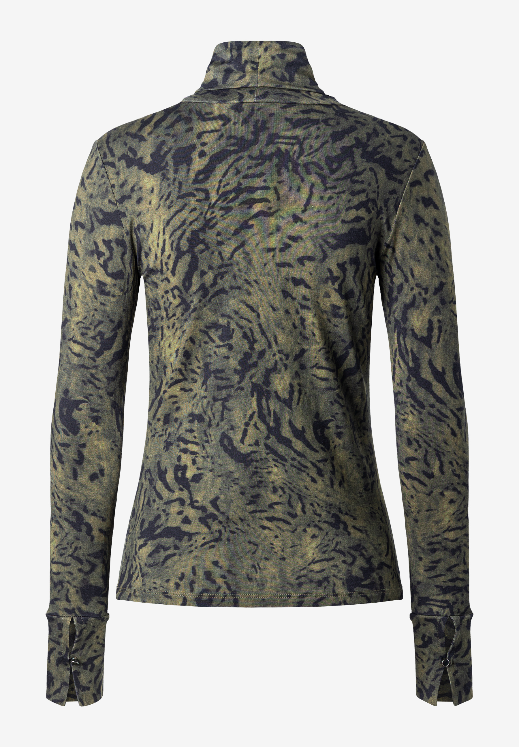 MORE & MORE Langarm-Shirt mit Rollkragen und abstraktem Muster in Oliv und Schwarz. Die Ärmelbündchen haben Schlitze und kleine Knöpfe. MORE & MORE Langarm-Shirt mit Rollkragen und abstraktem Muster in Oliv und Schwarz. Die Ärmelbündchen haben Schlitze und kleine Knöpfe.