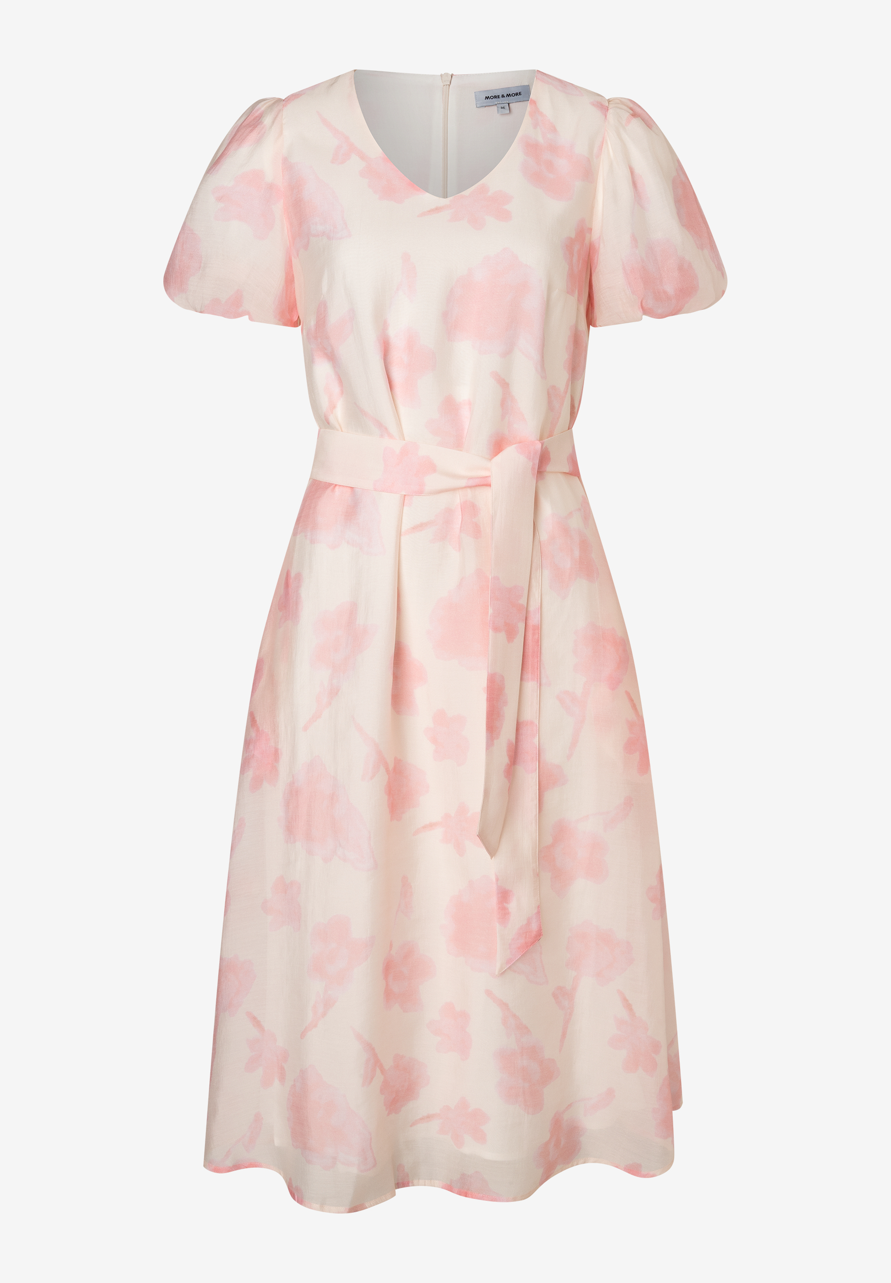 Ein MORE & MORE Kleid aus Chiffon mit rosa Blumenmuster und Taillenband. Ein MORE & MORE Kleid aus Chiffon mit rosa Blumenmuster und Taillenband.