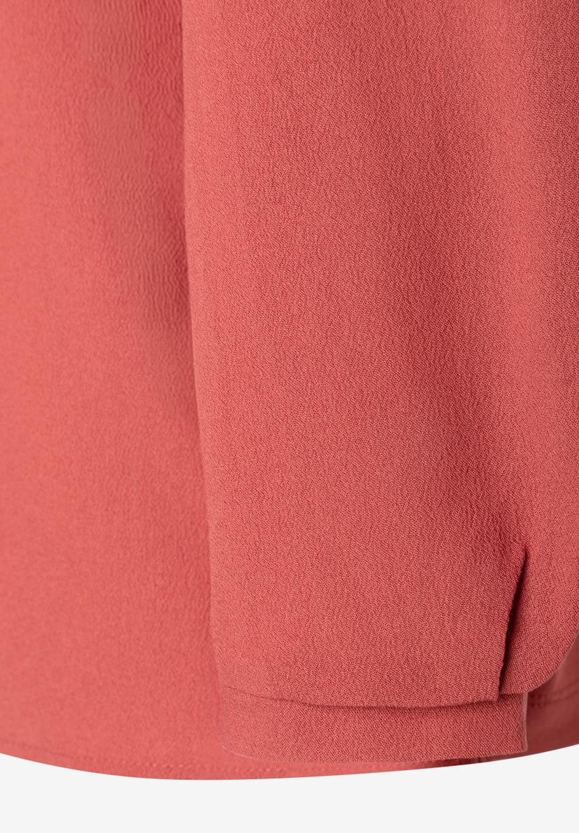 MORE & MORE Bluse aus fließendem Webware-Materialmix, zartrosa, Nahaufnahme des Saums und Stoffstruktur. MORE & MORE Bluse aus fließendem Webware-Materialmix, zartrosa, Nahaufnahme des Saums und Stoffstruktur.