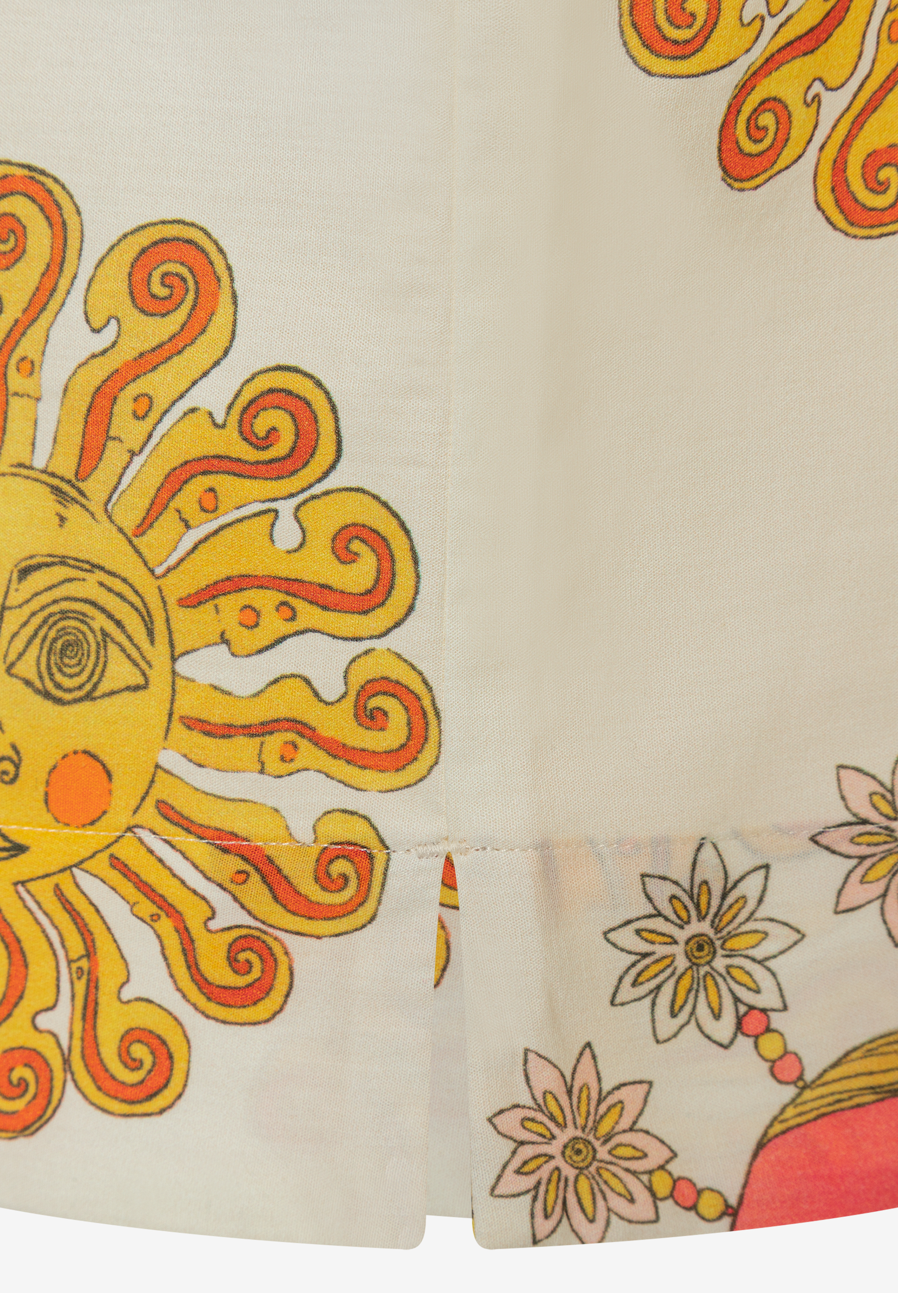 Nahaufnahme einer MORE & MORE Bluse mit Sonne- und Blumenmuster.