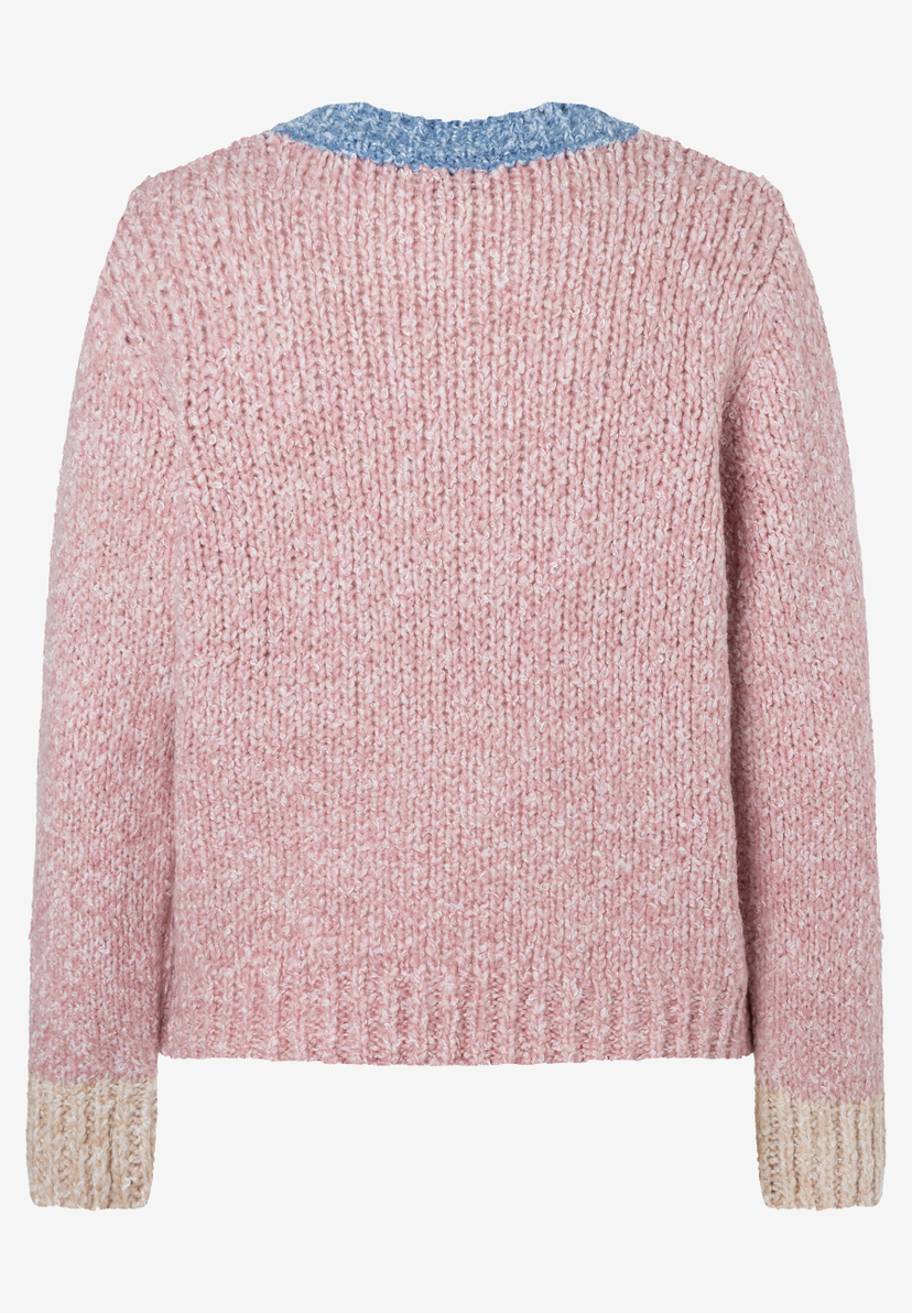 MORE & MORE Pullover: Rückansicht eines rosafarbenen Strickpullovers mit blauem Kragen und beigen Ärmelbündchen.