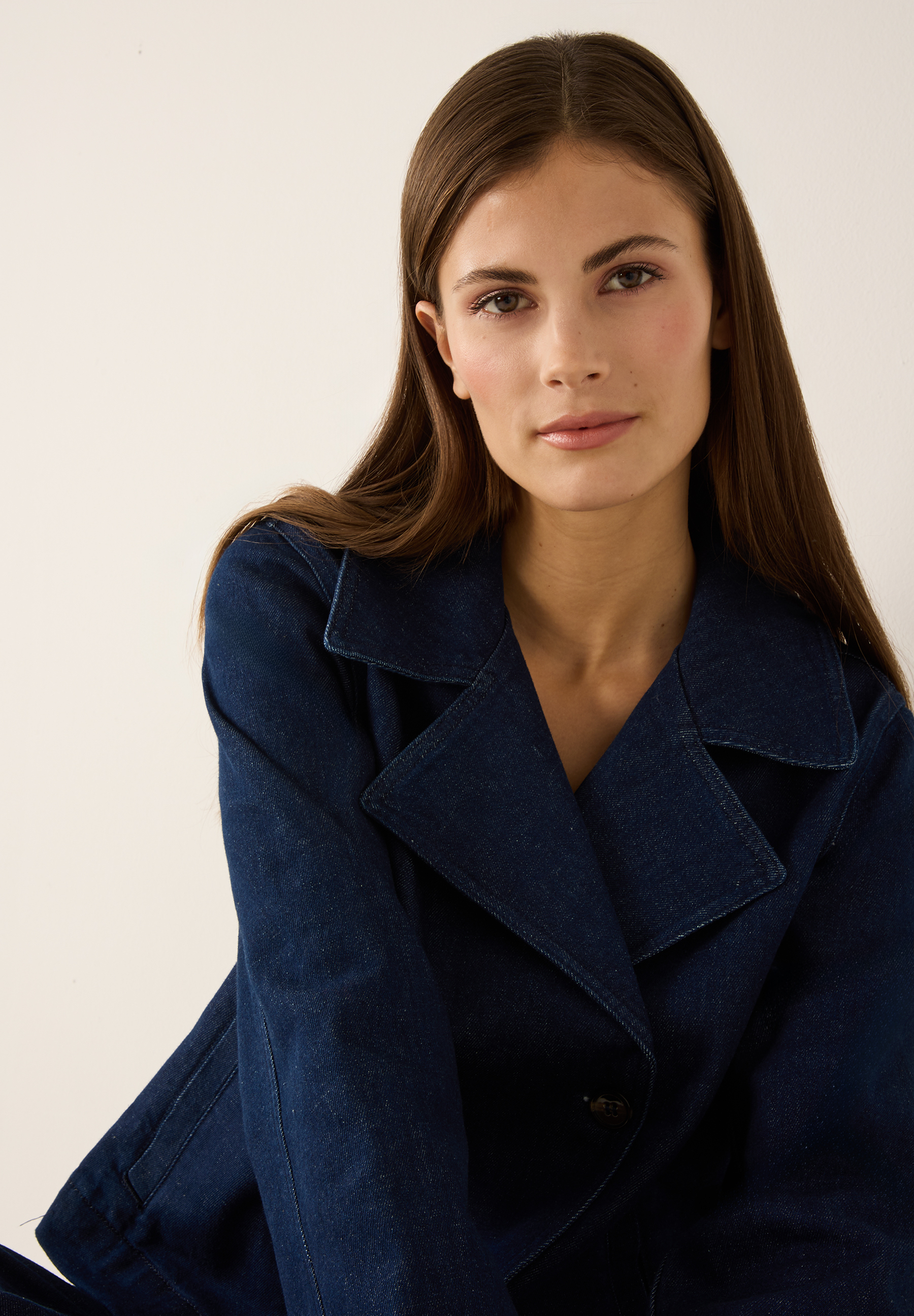 Eine Frau trägt ein MORE & MORE Oberteil aus Denim. Die strapazierfähige Jacke hat einen Kragen und Knöpfe. Eine Frau trägt ein MORE & MORE Oberteil aus Denim. Die strapazierfähige Jacke hat einen Kragen und Knöpfe.