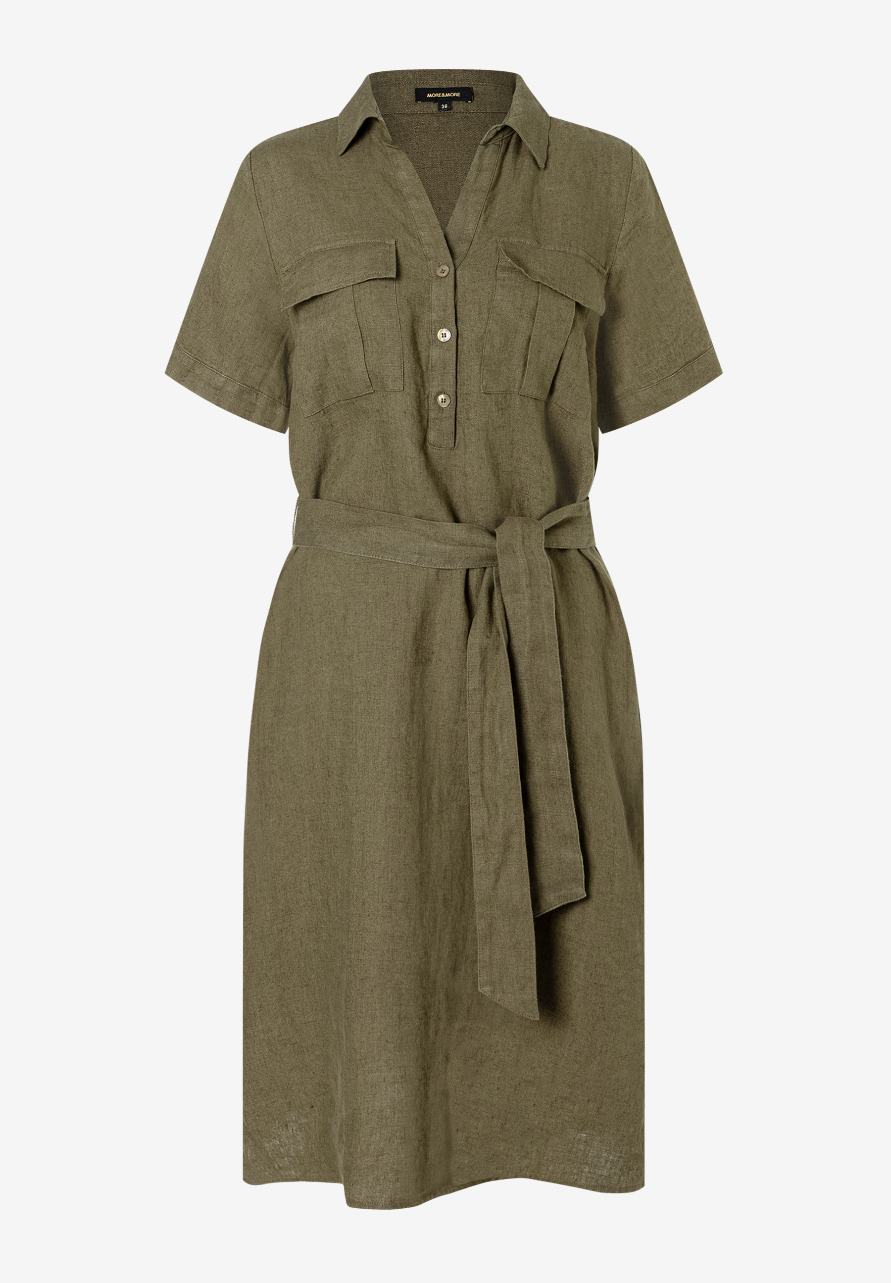 Ein olivfarbenes Leinenkleid von MORE & MORE mit kurzen Ärmeln und Gürtel. Ein olivfarbenes Leinenkleid von MORE & MORE mit kurzen Ärmeln und Gürtel.