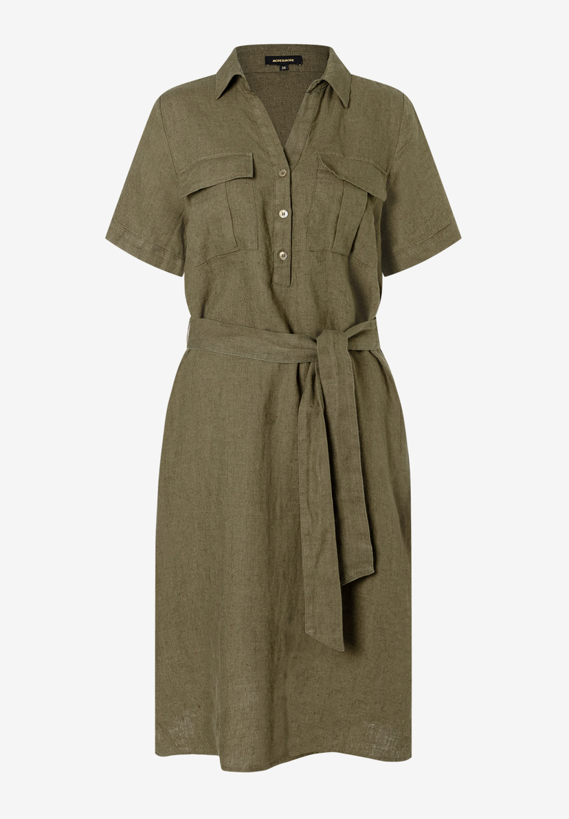 Ein olivfarbenes Leinenkleid von MORE & MORE mit kurzen Ärmeln und Gürtel. Ein olivfarbenes Leinenkleid von MORE & MORE mit kurzen Ärmeln und Gürtel.
