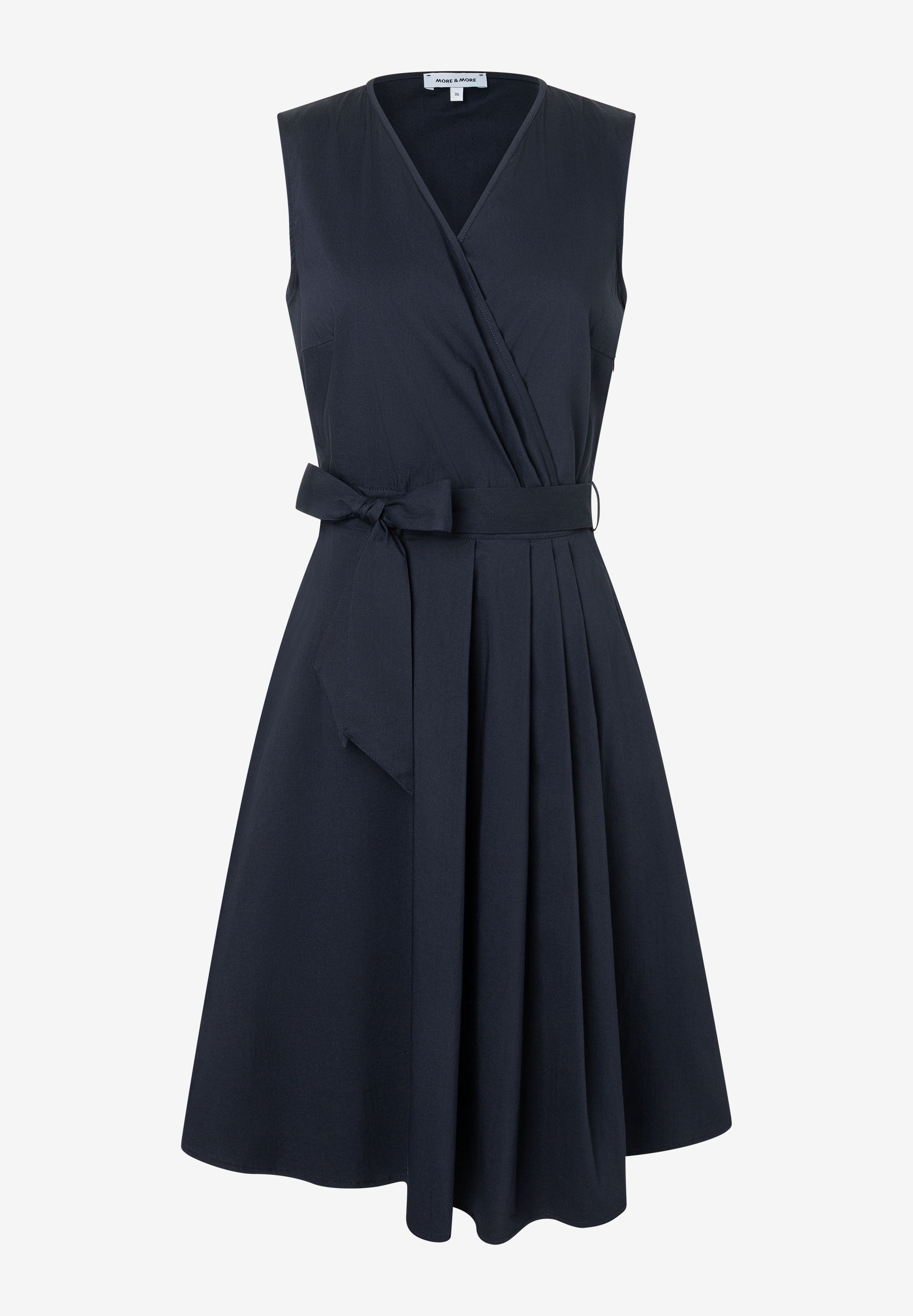 MORE & MORE Popeline-Kleid in Navy. Ärmelloses, knielanges Wickelkleid mit V-Ausschnitt, Bindegürtel und Faltenrock. MORE & MORE Popeline-Kleid in Navy. Ärmelloses, knielanges Wickelkleid mit V-Ausschnitt, Bindegürtel und Faltenrock.