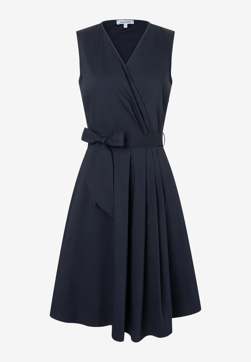 MORE & MORE Popeline-Kleid in Navy. Ärmelloses, knielanges Wickelkleid mit V-Ausschnitt, Bindegürtel und Faltenrock. MORE & MORE Popeline-Kleid in Navy. Ärmelloses, knielanges Wickelkleid mit V-Ausschnitt, Bindegürtel und Faltenrock.