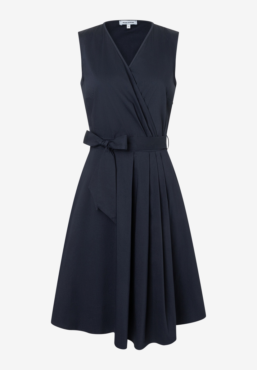 MORE & MORE Popeline-Kleid in Navy. Ärmelloses, knielanges Wickelkleid mit V-Ausschnitt, Bindegürtel und Faltenrock. MORE & MORE Popeline-Kleid in Navy. Ärmelloses, knielanges Wickelkleid mit V-Ausschnitt, Bindegürtel und Faltenrock.