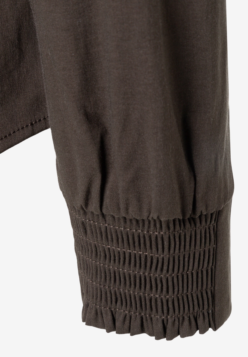 MORE & MORE Bluse aus Popeline-Baumwollmischung. Detailansicht des Ärmelbunds mit gesmokter Verzierung. MORE & MORE Bluse aus Popeline-Baumwollmischung. Detailansicht des Ärmelbunds mit gesmokter Verzierung.