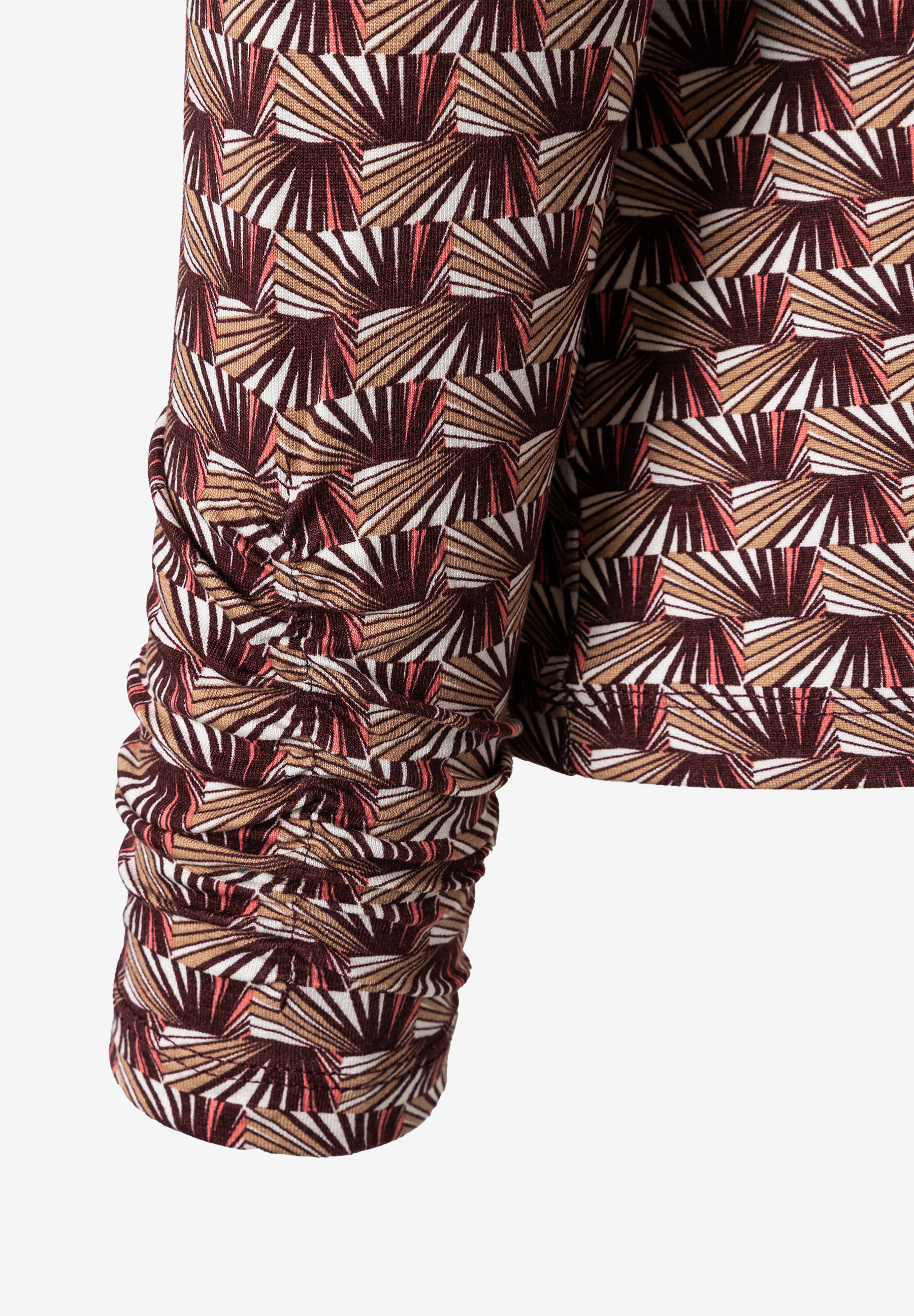 Nahaufnahme eines MORE & MORE Oberteils mit braunem, weißem und beigem Muster. Der Ärmel ist gerafft. Nahaufnahme eines MORE & MORE Oberteils mit braunem, weißem und beigem Muster. Der Ärmel ist gerafft.