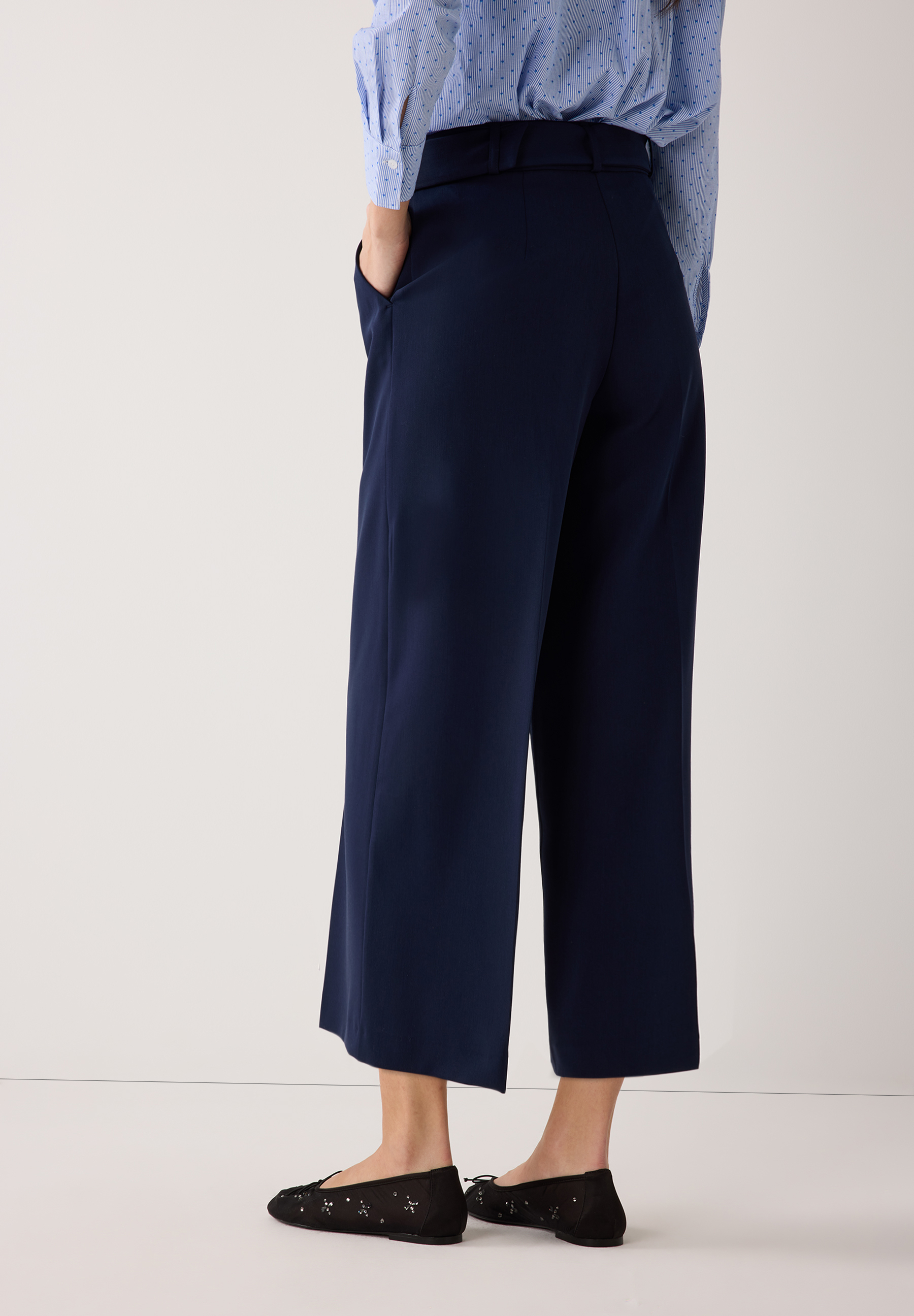 Dunkelblaue MORE & MORE Hose mit weitem Bein, kombiniert mit einer blau-weiss gestreiften Bluse. Dunkelblaue MORE & MORE Hose mit weitem Bein, kombiniert mit einer blau-weiss gestreiften Bluse.