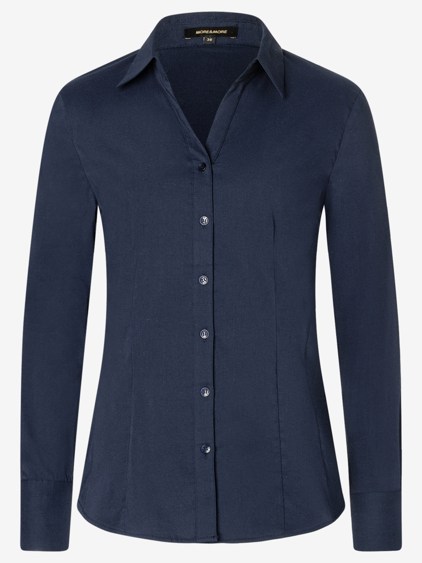Eine marineblaue Bluse von MORE & MORE aus Baumwollmischung mit Stretch und durchgehender Knopfleiste. Eine marineblaue Bluse von MORE & MORE aus Baumwollmischung mit Stretch und durchgehender Knopfleiste.