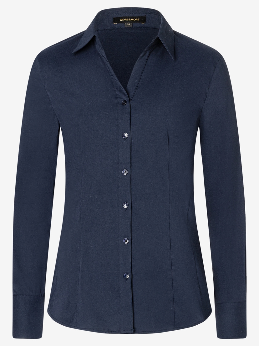 Eine marineblaue Bluse von MORE & MORE aus Baumwollmischung mit Stretch und durchgehender Knopfleiste. Eine marineblaue Bluse von MORE & MORE aus Baumwollmischung mit Stretch und durchgehender Knopfleiste.