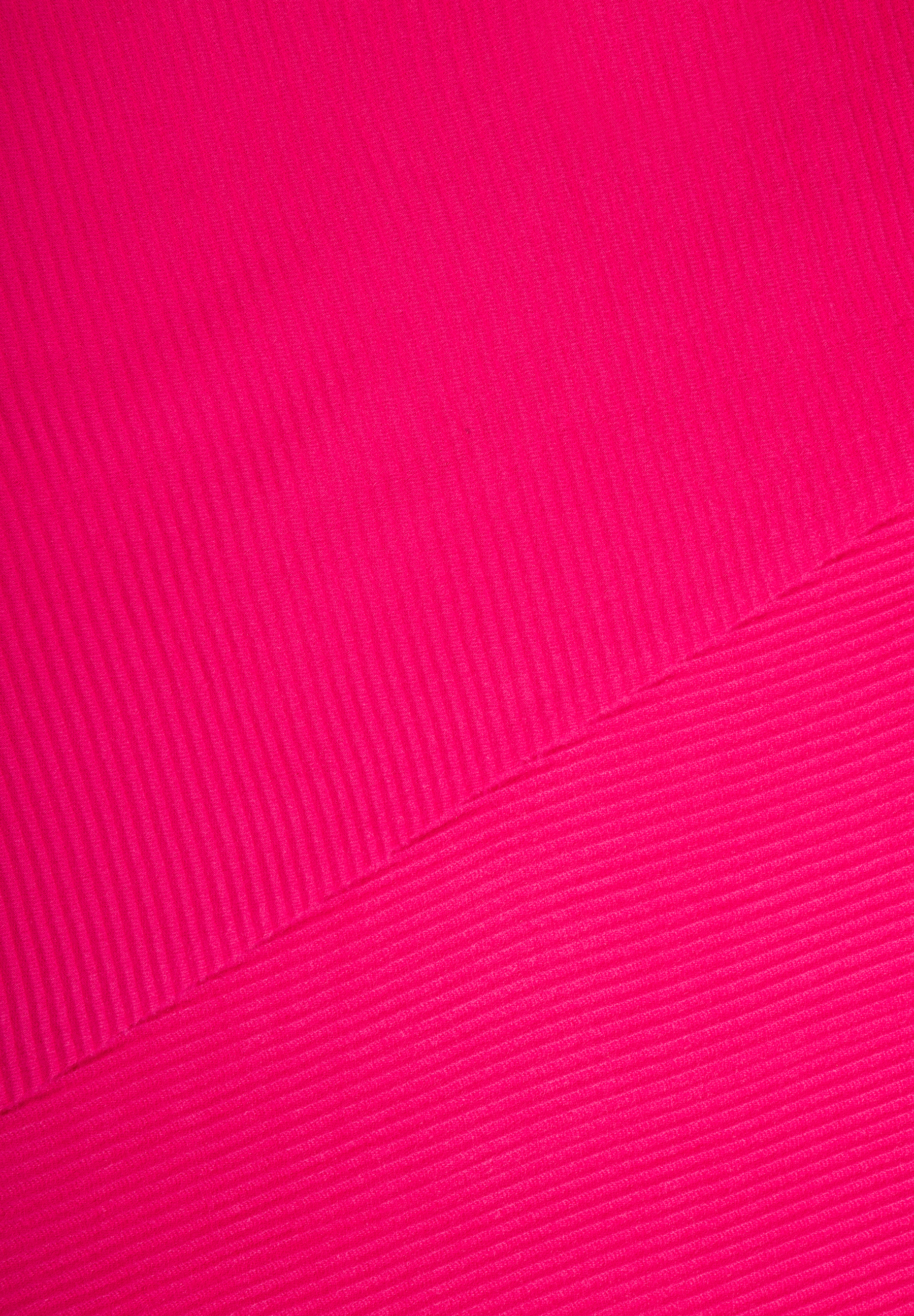 Nahaufnahme eines Accessoires von MORE & MORE mit gerippter Textur in Pink. Nahaufnahme eines Accessoires von MORE & MORE mit gerippter Textur in Pink.