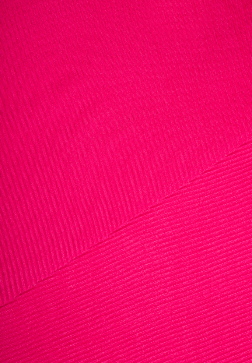 Nahaufnahme eines Accessoires von MORE & MORE mit gerippter Textur in Pink. Nahaufnahme eines Accessoires von MORE & MORE mit gerippter Textur in Pink.