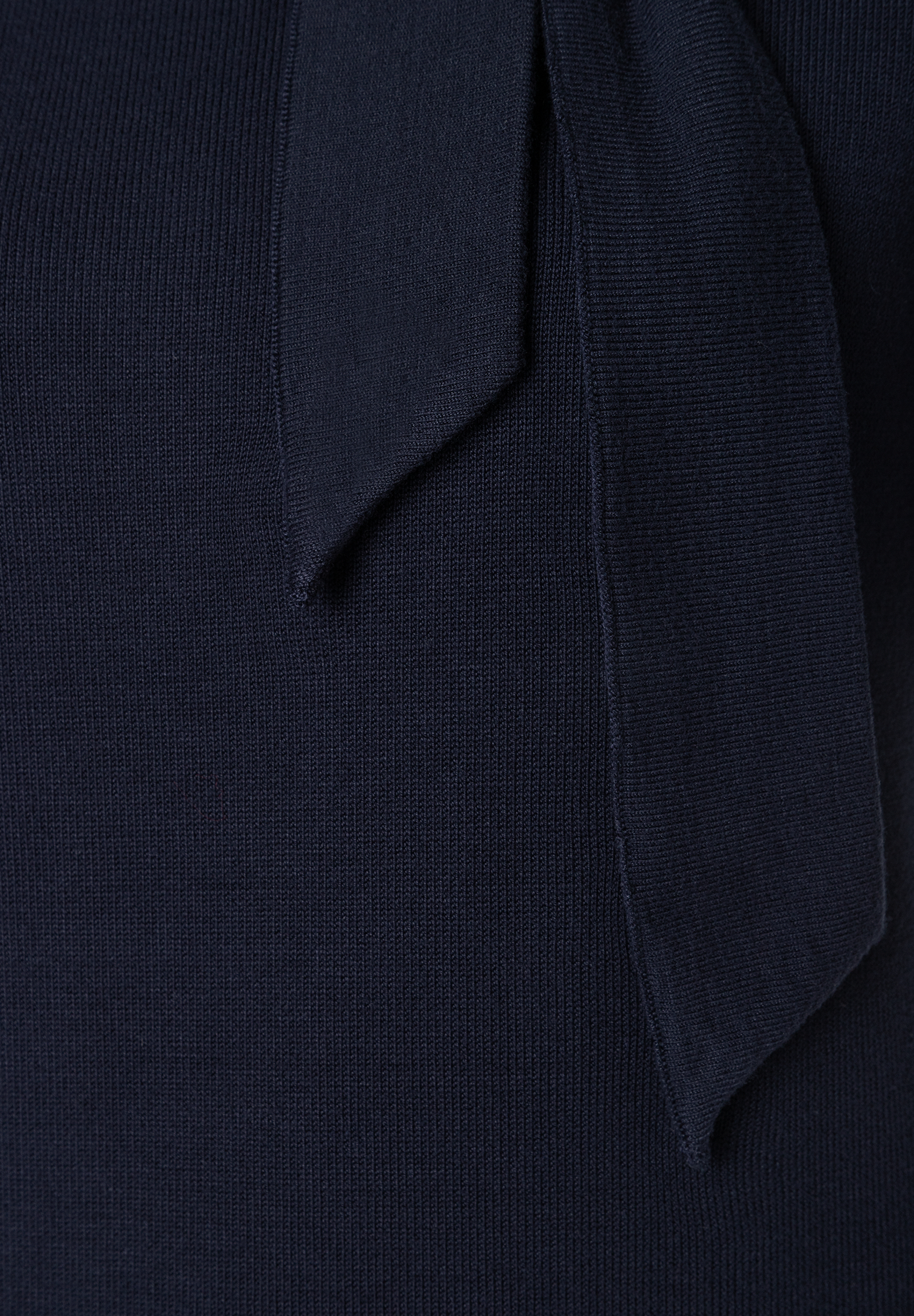 MORE & MORE Feinstrick Pullover in Marineblau, elastisch und wärmend, mit geknotetem Band am Ausschnitt. Hochwertiger Tragekomfort. MORE & MORE Feinstrick Pullover in Marineblau, elastisch und wärmend, mit geknotetem Band am Ausschnitt. Hochwertiger Tragekomfort.