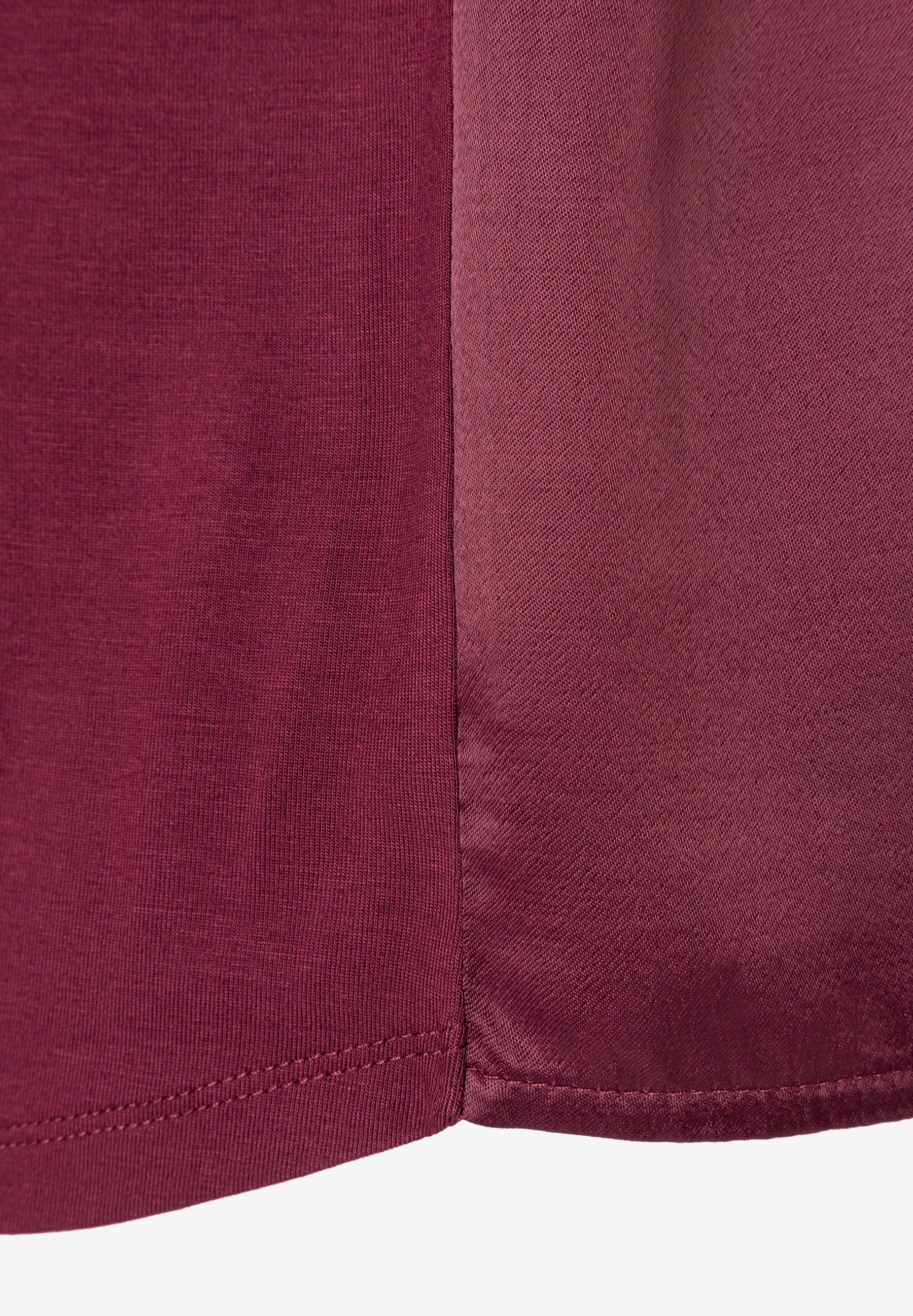 MORE & MORE T-Shirt/Top. Halb gerippte, halb glatte burgunderrote Textur. Saum mit doppelter Naht.