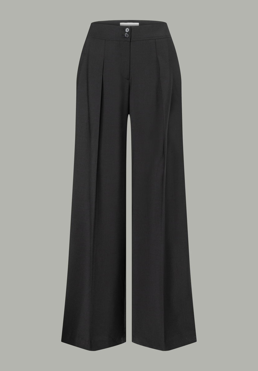 Schwarze, weit geschnittene MORE & MORE Hose mit Bundfalten und zwei Knöpfen am Hosenbund. Schwarze, weit geschnittene MORE & MORE Hose mit Bundfalten und zwei Knöpfen am Hosenbund.