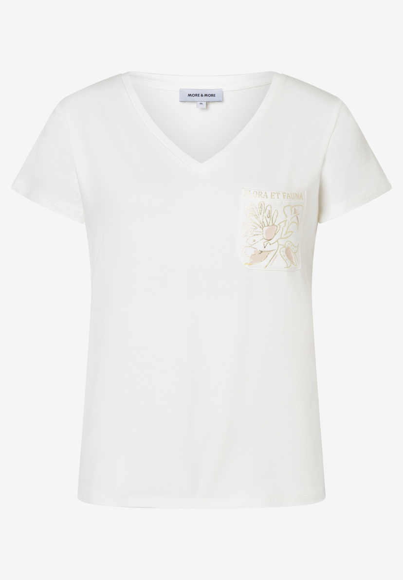MORE & MORE T-Shirt aus Baumwoll-Jersey, V-Ausschnitt, Brusttasche mit gold-beigem Flora & Fauna Stickerei. MORE & MORE T-Shirt aus Baumwoll-Jersey, V-Ausschnitt, Brusttasche mit gold-beigem Flora & Fauna Stickerei.