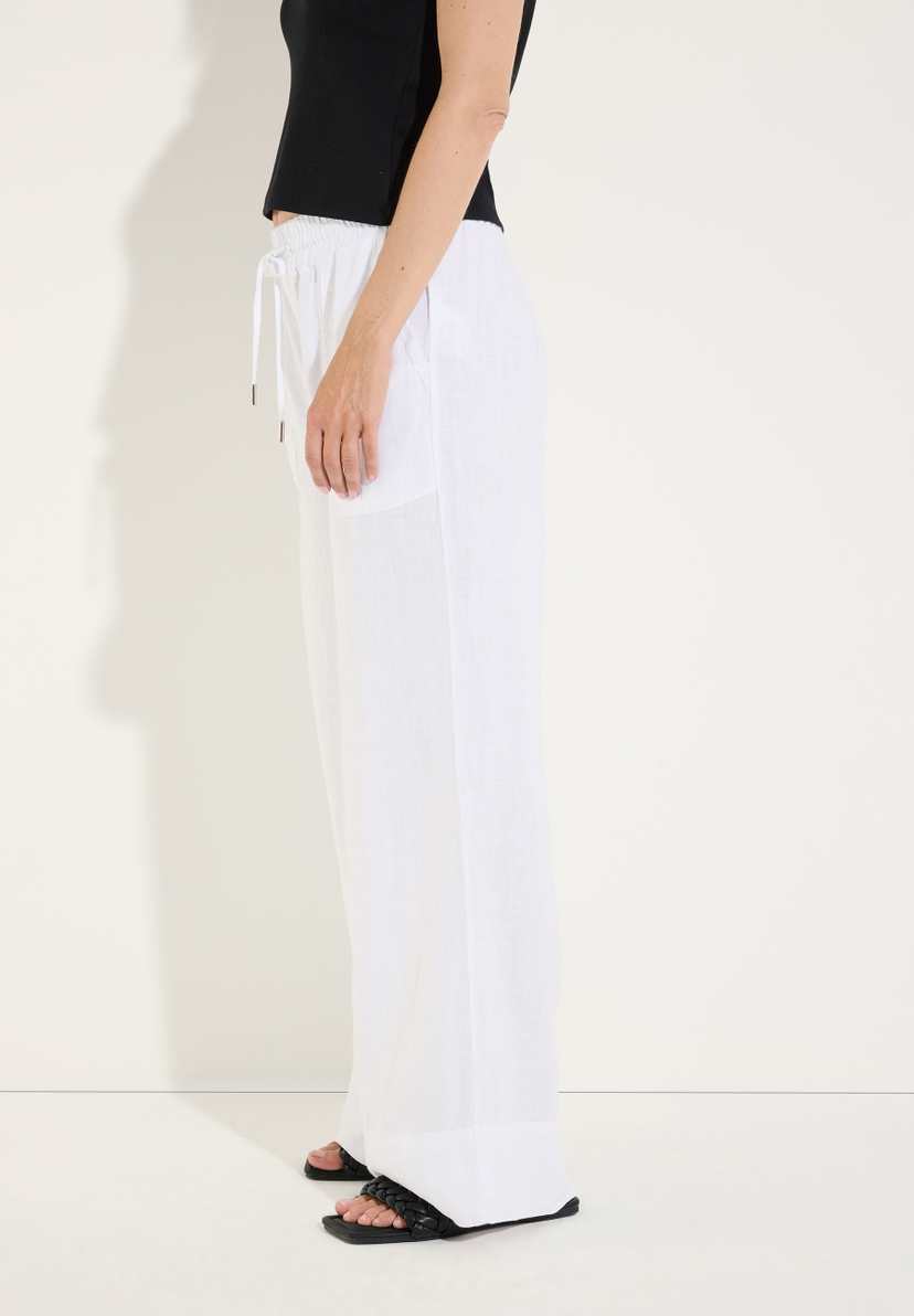 MORE & MORE weiße Leinenhose für Damen. Angenehm kühlende, leichte und luftdurchlässige Jeans für hohen Tragekomfort. MORE & MORE weiße Leinenhose für Damen. Angenehm kühlende, leichte und luftdurchlässige Jeans für hohen Tragekomfort.