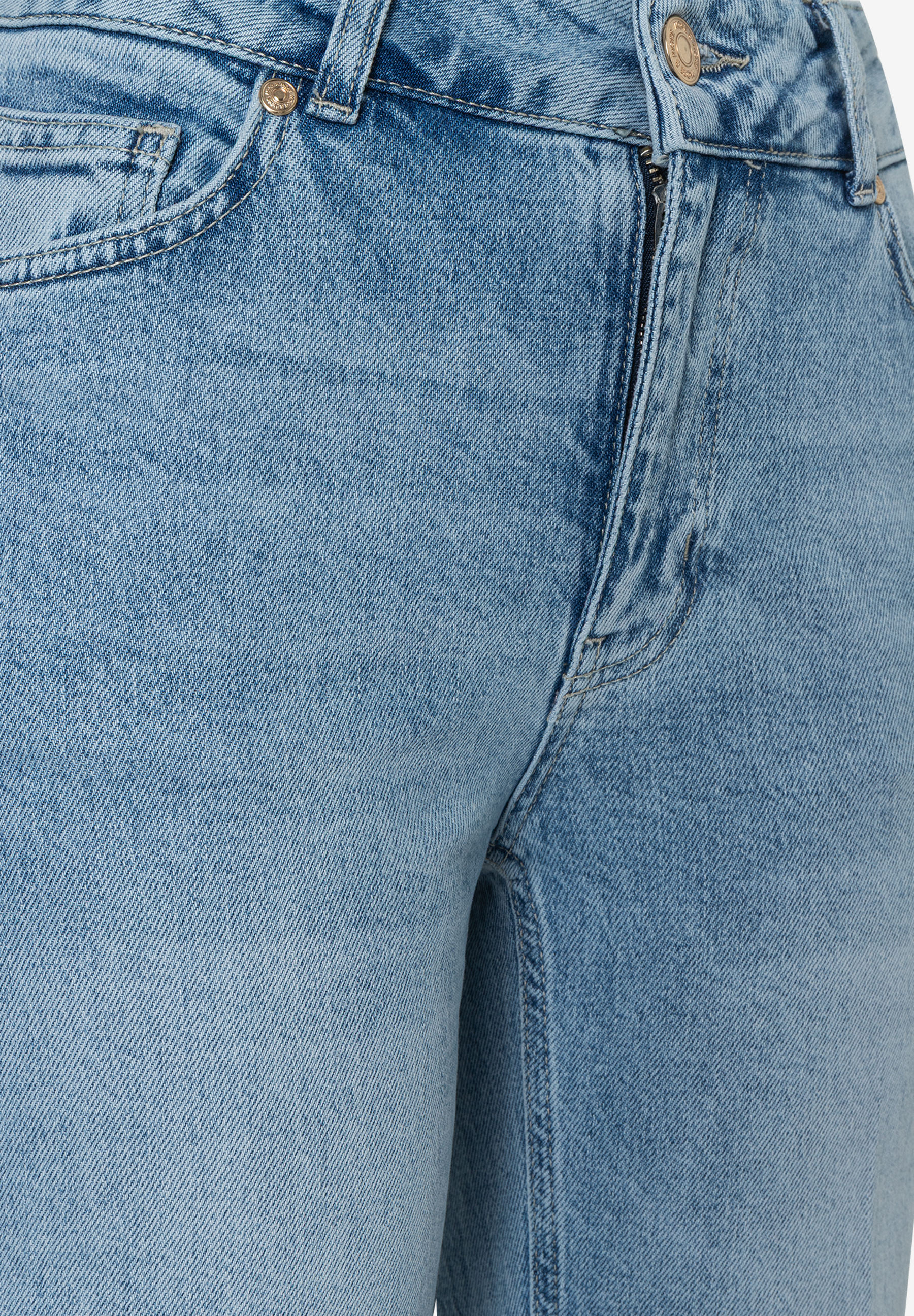 Nahaufnahme einer hellblauen MORE & MORE Jeans mit Knopf und Reißverschluss. Nahaufnahme einer hellblauen MORE & MORE Jeans mit Knopf und Reißverschluss.