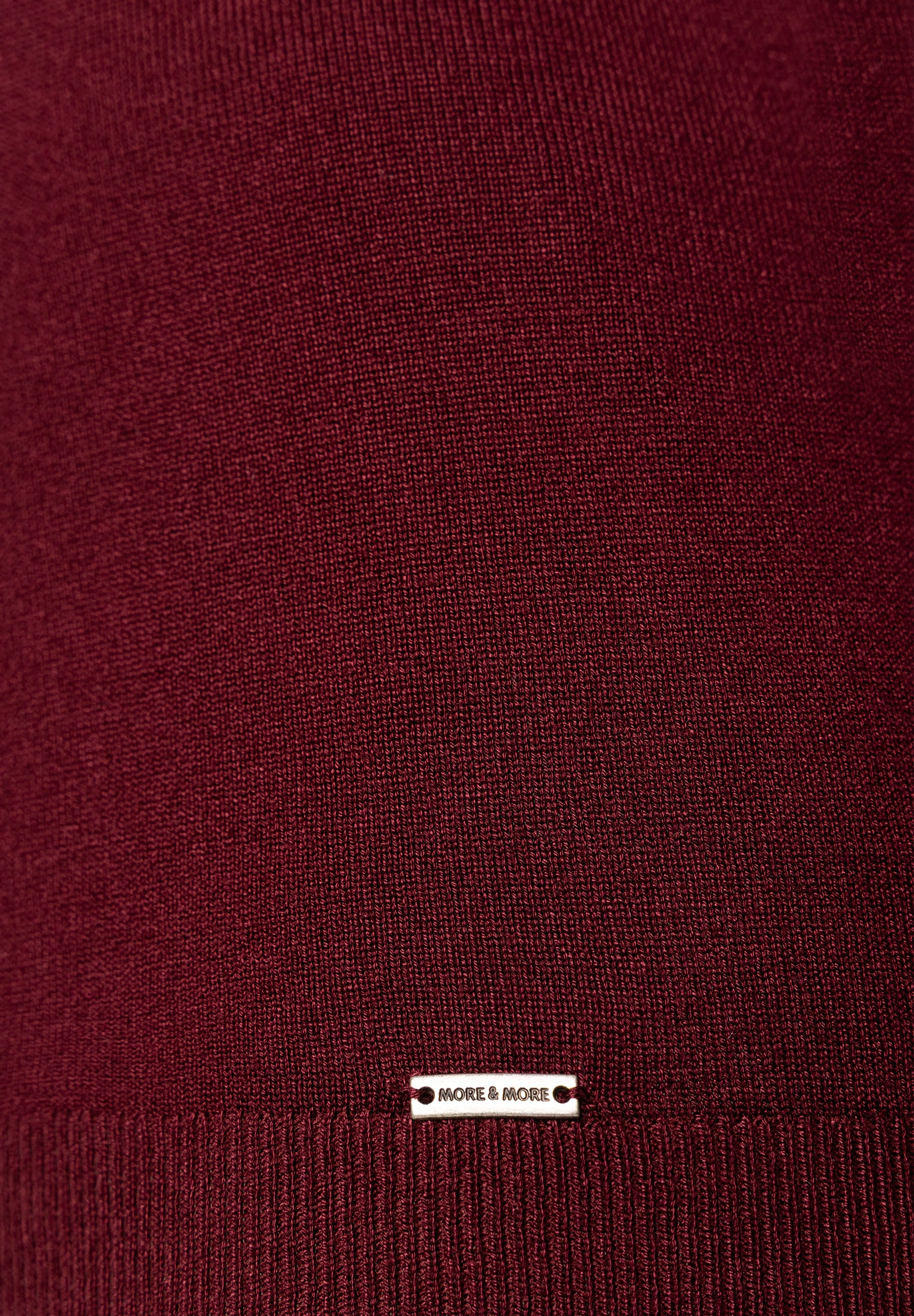 MORE & MORE Feinstrick-Pullover in Bordeauxrot, mit Markenlabel am Bund - angenehm, elastisch, hautfreundlich. MORE & MORE Feinstrick-Pullover in Bordeauxrot, mit Markenlabel am Bund - angenehm, elastisch, hautfreundlich.