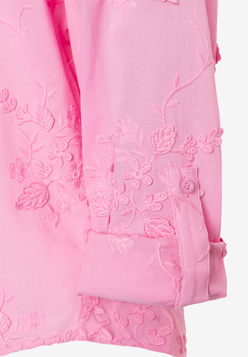 Detailaufnahme einer MORE & MORE Bluse mit floraler Stickerei in Rosa. Knopf am Ärmel. Detailaufnahme einer MORE & MORE Bluse mit floraler Stickerei in Rosa. Knopf am Ärmel.