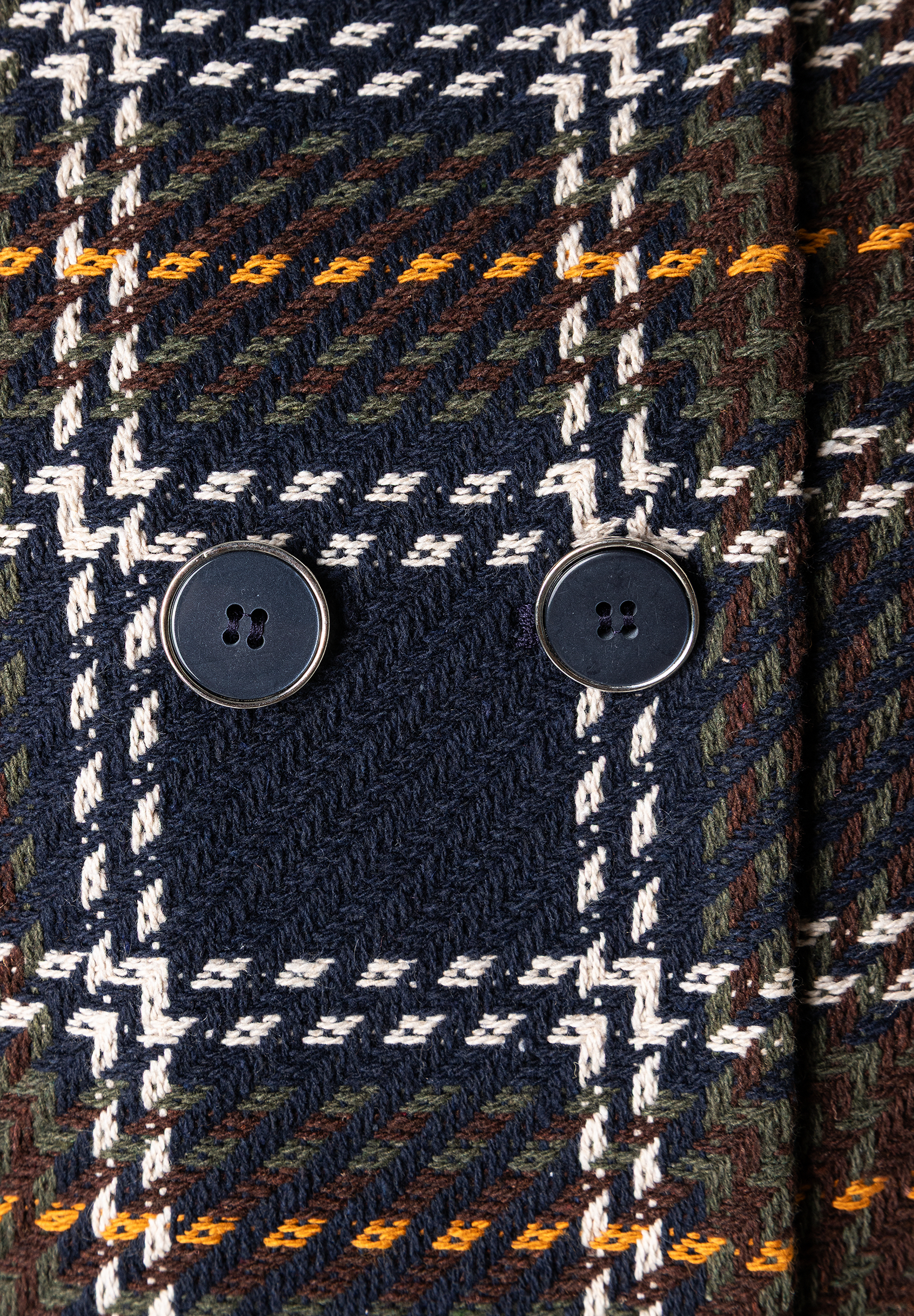 Nahaufnahme eines MORE & MORE Blazers mit Webware und zwei Knöpfen. Nahaufnahme eines MORE & MORE Blazers mit Webware und zwei Knöpfen.