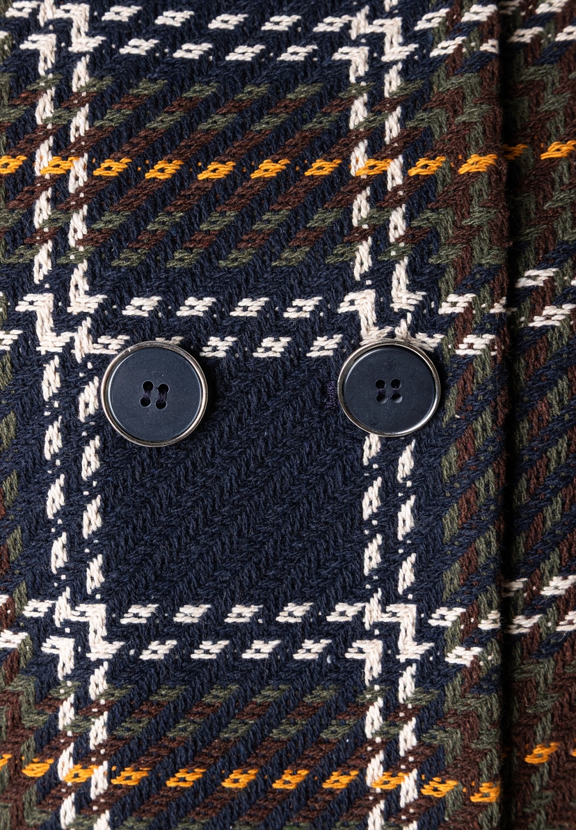 Nahaufnahme eines MORE & MORE Blazers mit Webware und zwei Knöpfen. Nahaufnahme eines MORE & MORE Blazers mit Webware und zwei Knöpfen.