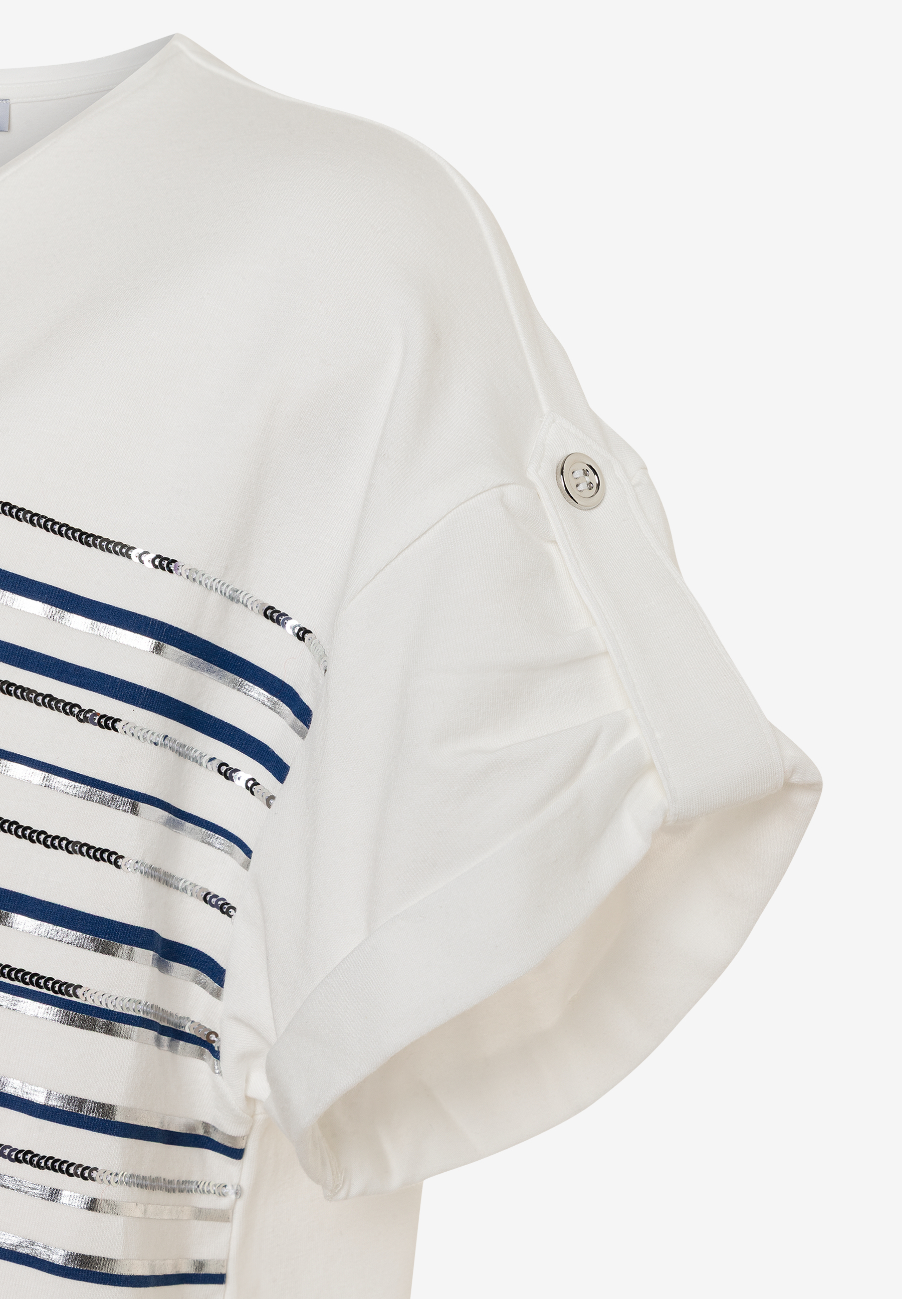 Detailaufnahme eines weißen MORE & MORE T-Shirts mit blau-silbernen Streifen und hochgekrempelten Ärmeln.