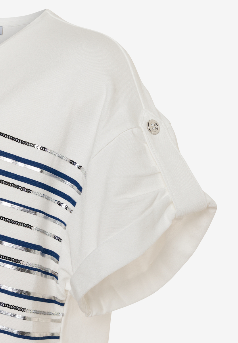 Detailaufnahme eines weißen MORE & MORE T-Shirts mit blau-silbernen Streifen und hochgekrempelten Ärmeln.