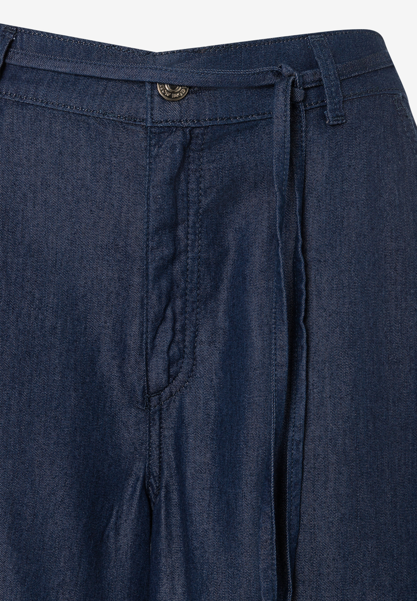MORE & MORE dunkelblaue Jeans. Hochwertiger Denim-Stoff mit Knopf und Reißverschluss, dazu ein passender Gürtel. MORE & MORE dunkelblaue Jeans. Hochwertiger Denim-Stoff mit Knopf und Reißverschluss, dazu ein passender Gürtel.