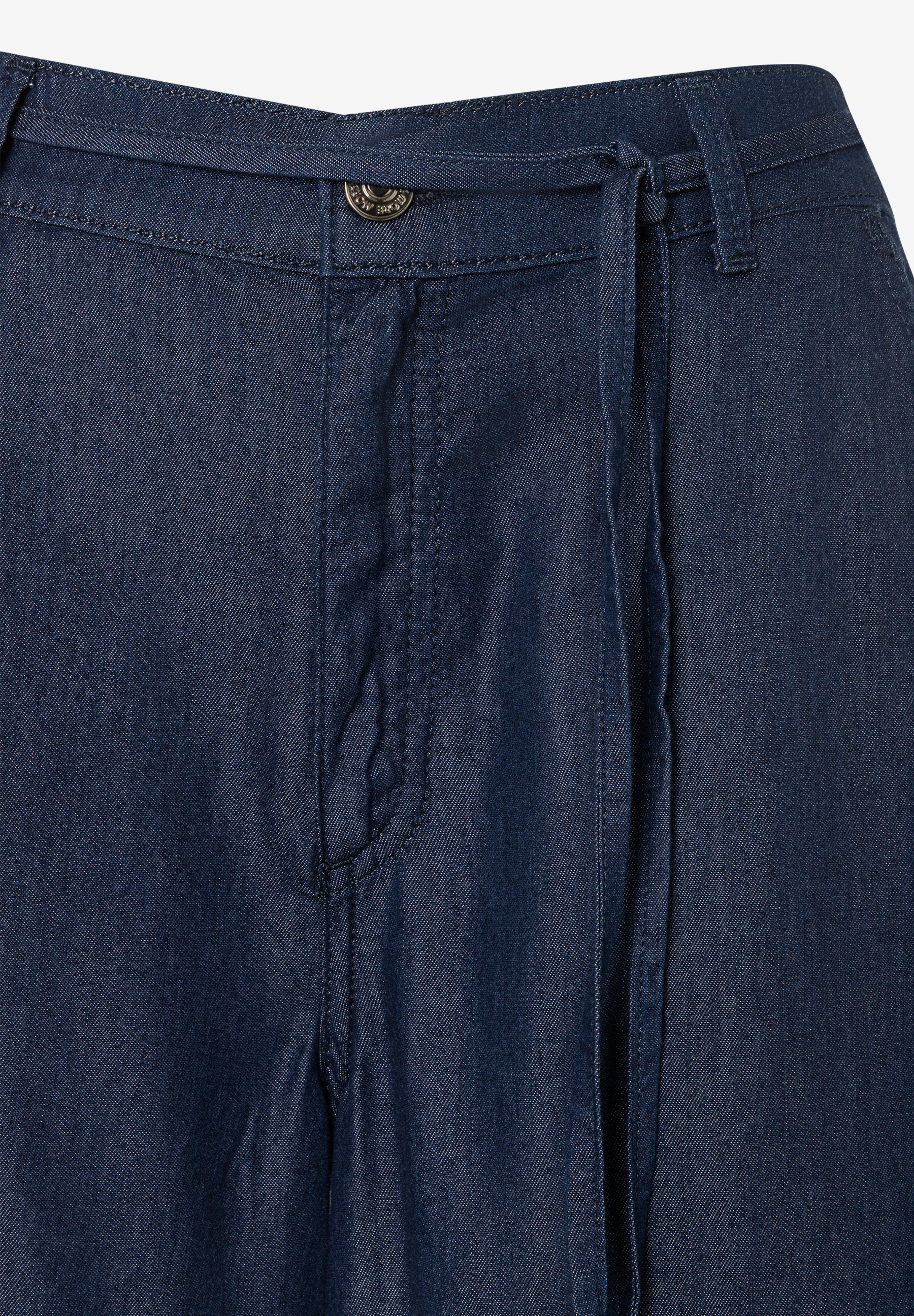 MORE & MORE dunkelblaue Jeans. Hochwertiger Denim-Stoff mit Knopf und Reißverschluss, dazu ein passender Gürtel. MORE & MORE dunkelblaue Jeans. Hochwertiger Denim-Stoff mit Knopf und Reißverschluss, dazu ein passender Gürtel.