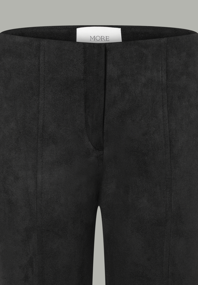 Nahaufnahme der schwarzen MORE & MORE Hose. Textur und Bund sichtbar. Nahaufnahme der schwarzen MORE & MORE Hose. Textur und Bund sichtbar.