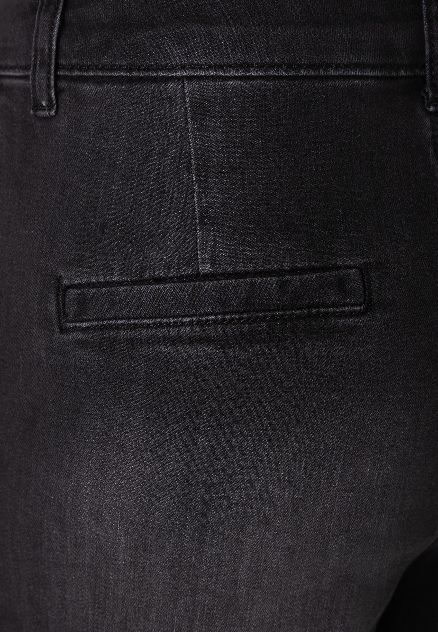 MORE & MORE schwarze Damen-Jeans aus bequemem, elastischem Denim, mit angedeutetem Gesäßtaschen-Detail. MORE & MORE schwarze Damen-Jeans aus bequemem, elastischem Denim, mit angedeutetem Gesäßtaschen-Detail.