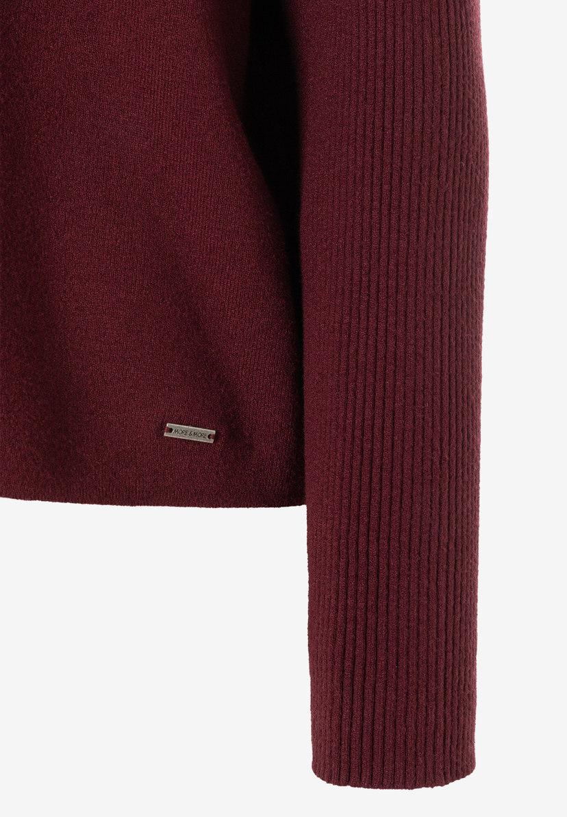 MORE & MORE Pullover & Strickware in Bordeauxrot mit Logo-Emblem an Saum und Rippstrickbündchen.