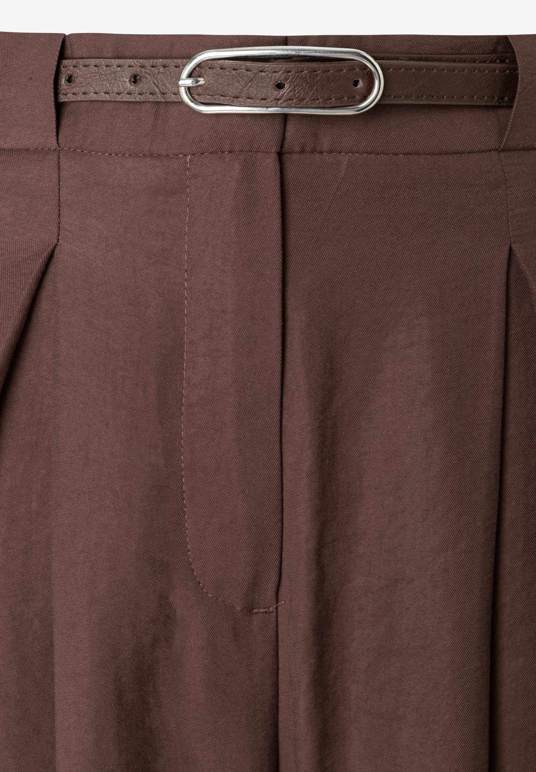 MORE & MORE Jeans: Nahaufnahme des braunen Hosenbunds mit einem schmalen braunen Gürtel und silberner Schnalle MORE & MORE Jeans: Nahaufnahme des braunen Hosenbunds mit einem schmalen braunen Gürtel und silberner Schnalle