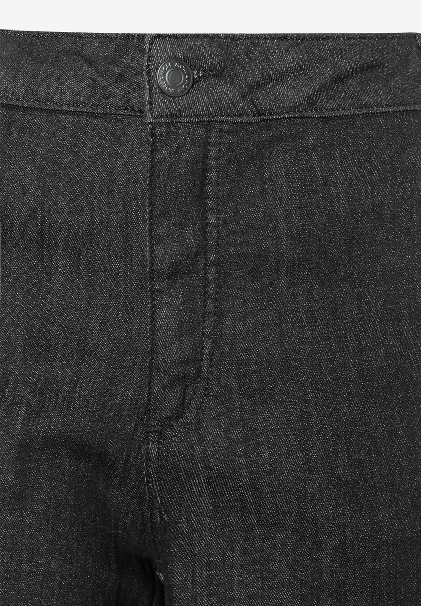 Detailaufnahme von MORE & MORE Jeans, Denim-Hosenstoff und Knopfverschluss sichtbar. Detailaufnahme von MORE & MORE Jeans, Denim-Hosenstoff und Knopfverschluss sichtbar.