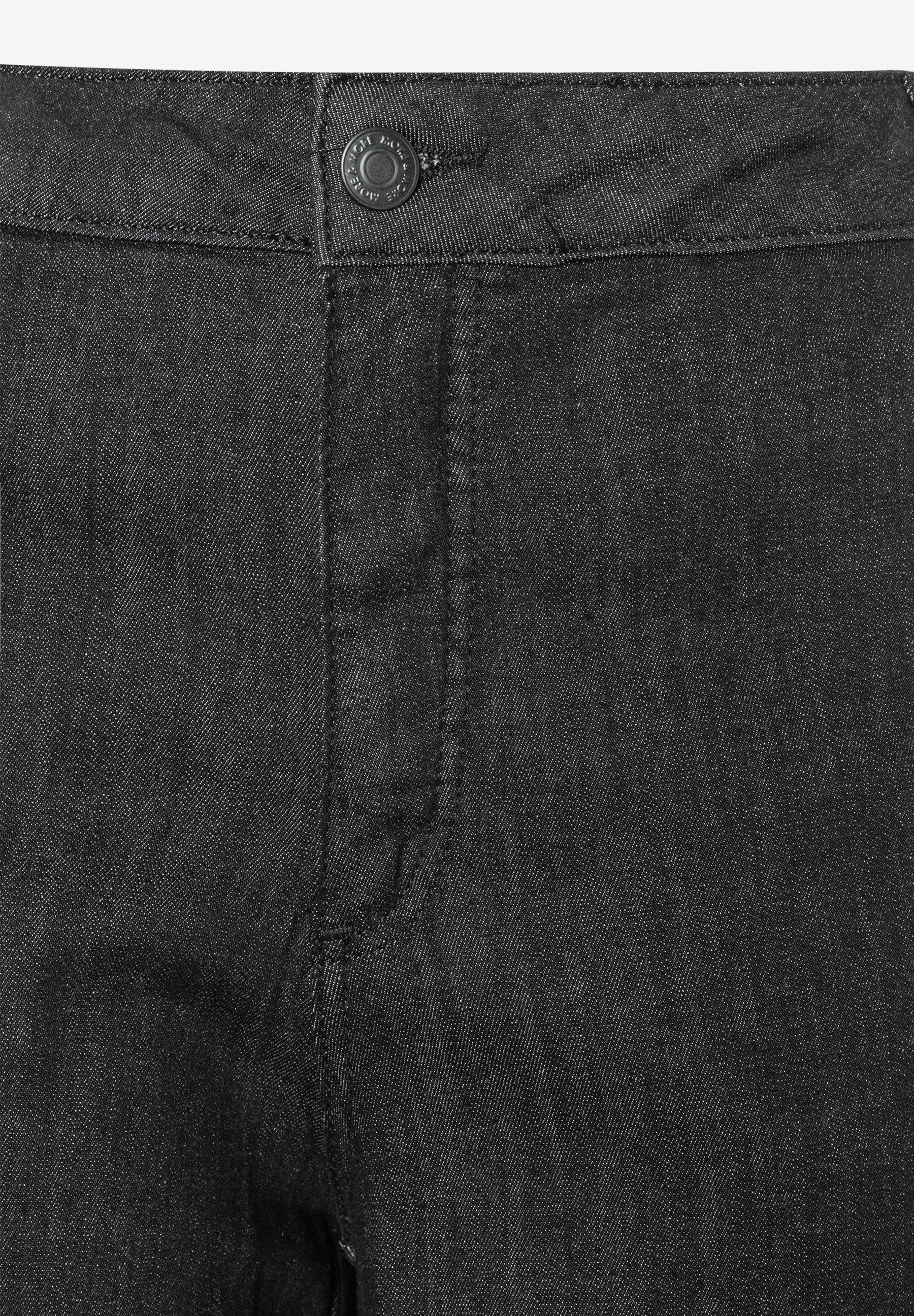 Detailaufnahme von MORE & MORE Jeans, Denim-Hosenstoff und Knopfverschluss sichtbar. Detailaufnahme von MORE & MORE Jeans, Denim-Hosenstoff und Knopfverschluss sichtbar.