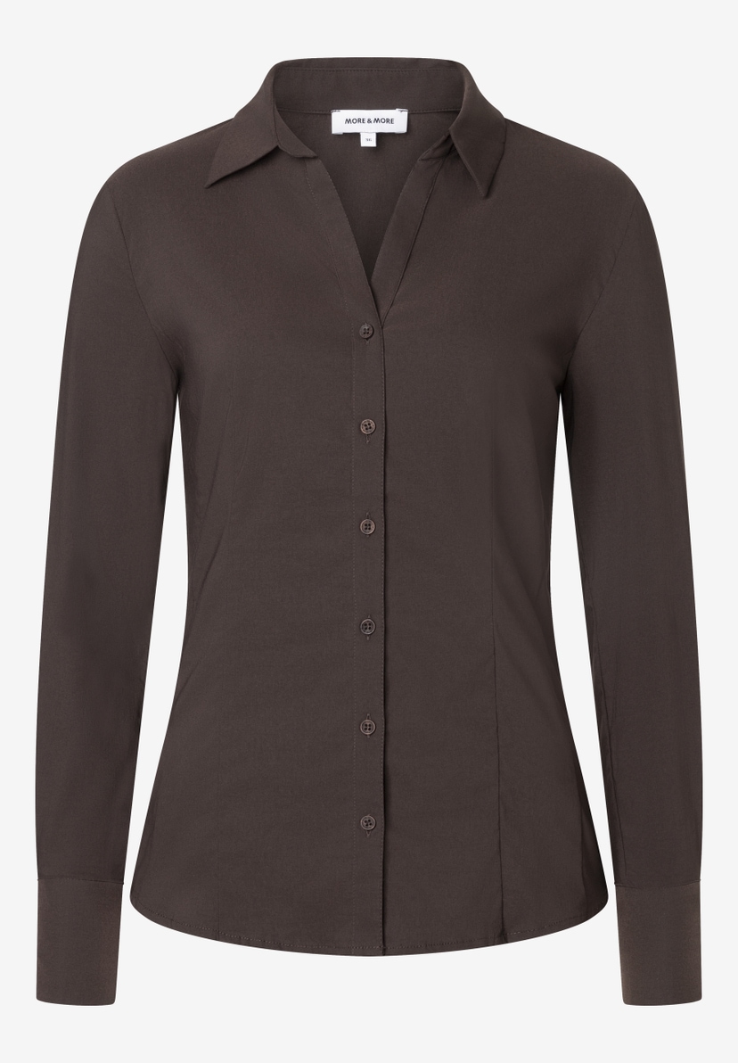 MORE & MORE Bluse aus brauner Popeline, langärmelig, mit Kragen und durchgehender Knopfleiste. MORE & MORE Bluse aus brauner Popeline, langärmelig, mit Kragen und durchgehender Knopfleiste.