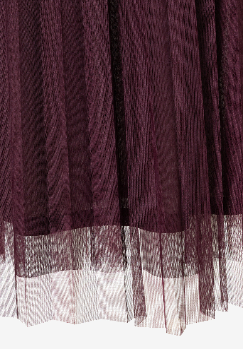 Nahaufnahme eines elastischen MORE & MORE Rockes aus Mesh-Material. Nahaufnahme eines elastischen MORE & MORE Rockes aus Mesh-Material.