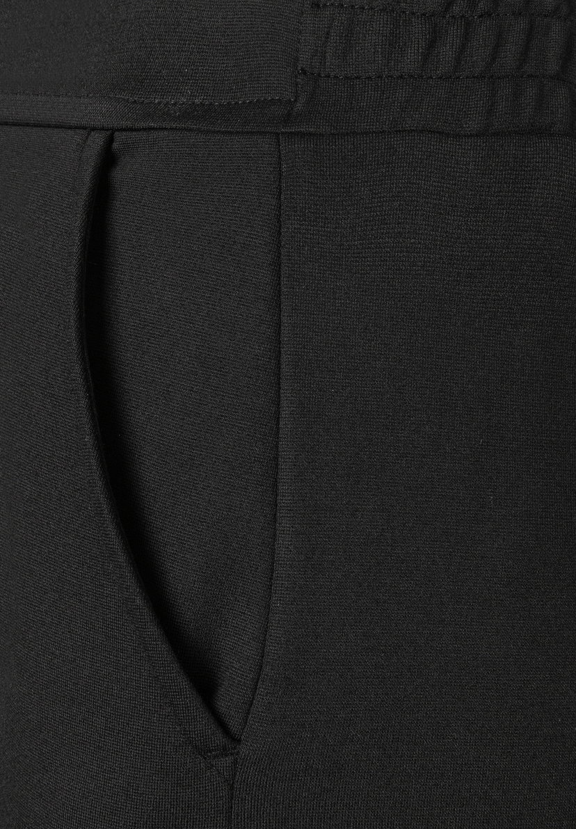 MORE & MORE Jeans aus schwarzem Jersey-Material, das angenehmen Tragekomfort und eine elastische, hautfreundliche Passform bietet. MORE & MORE Jeans aus schwarzem Jersey-Material, das angenehmen Tragekomfort und eine elastische, hautfreundliche Passform bietet.