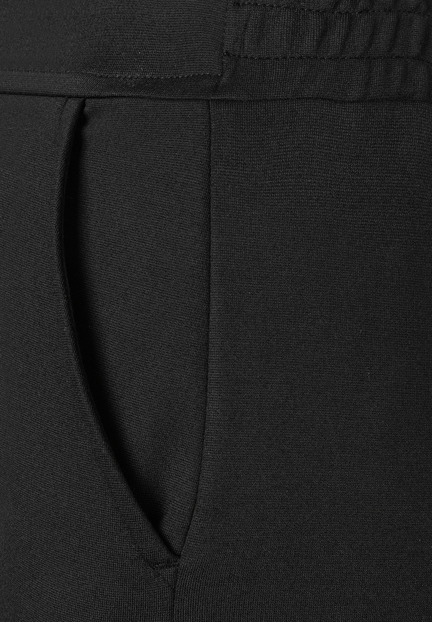 MORE & MORE Jeans aus schwarzem Jersey-Material, das angenehmen Tragekomfort und eine elastische, hautfreundliche Passform bietet. MORE & MORE Jeans aus schwarzem Jersey-Material, das angenehmen Tragekomfort und eine elastische, hautfreundliche Passform bietet.